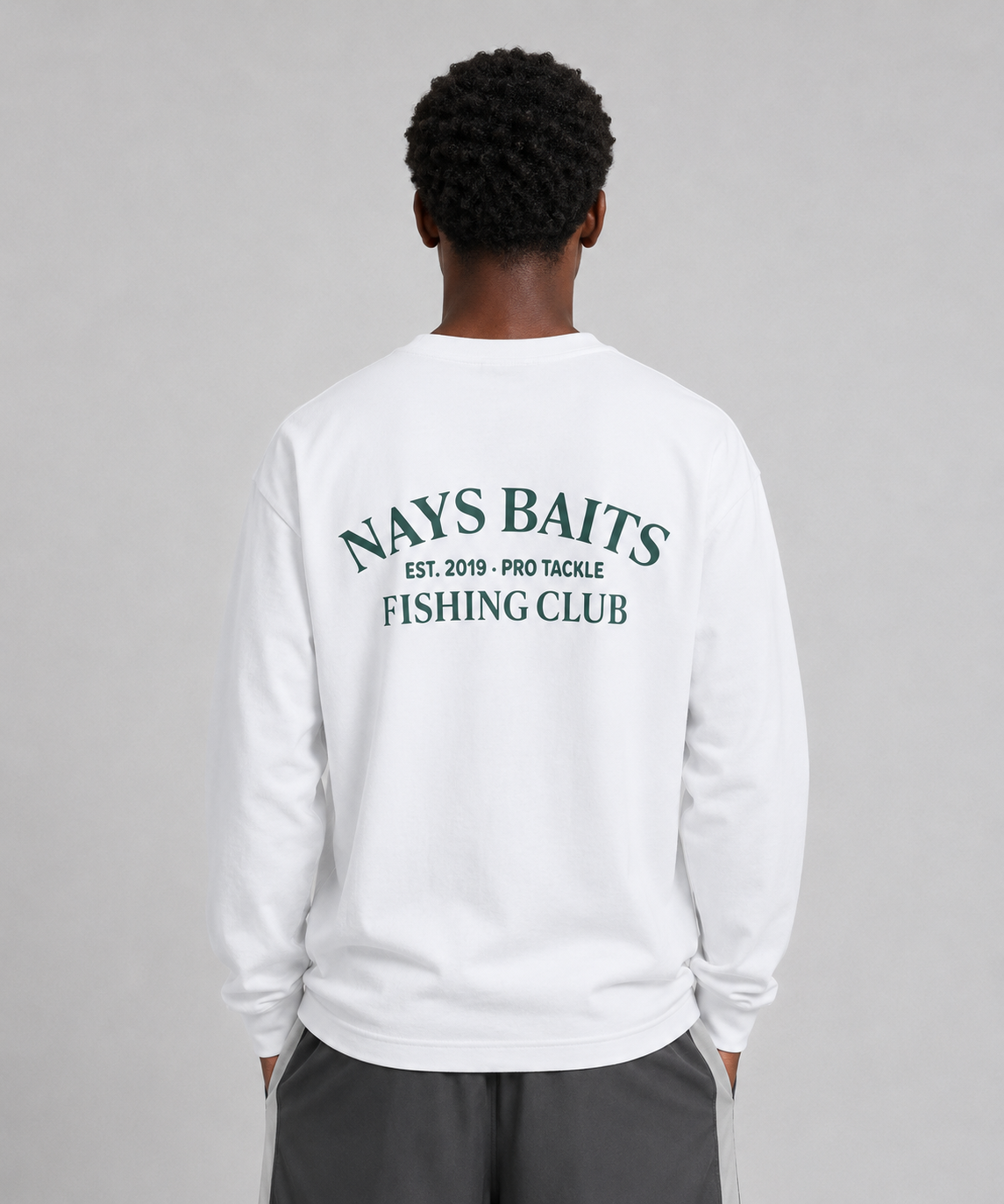 Model trägt Nays Baits Fishing Club Langarmshirt Weiß Rückansicht.