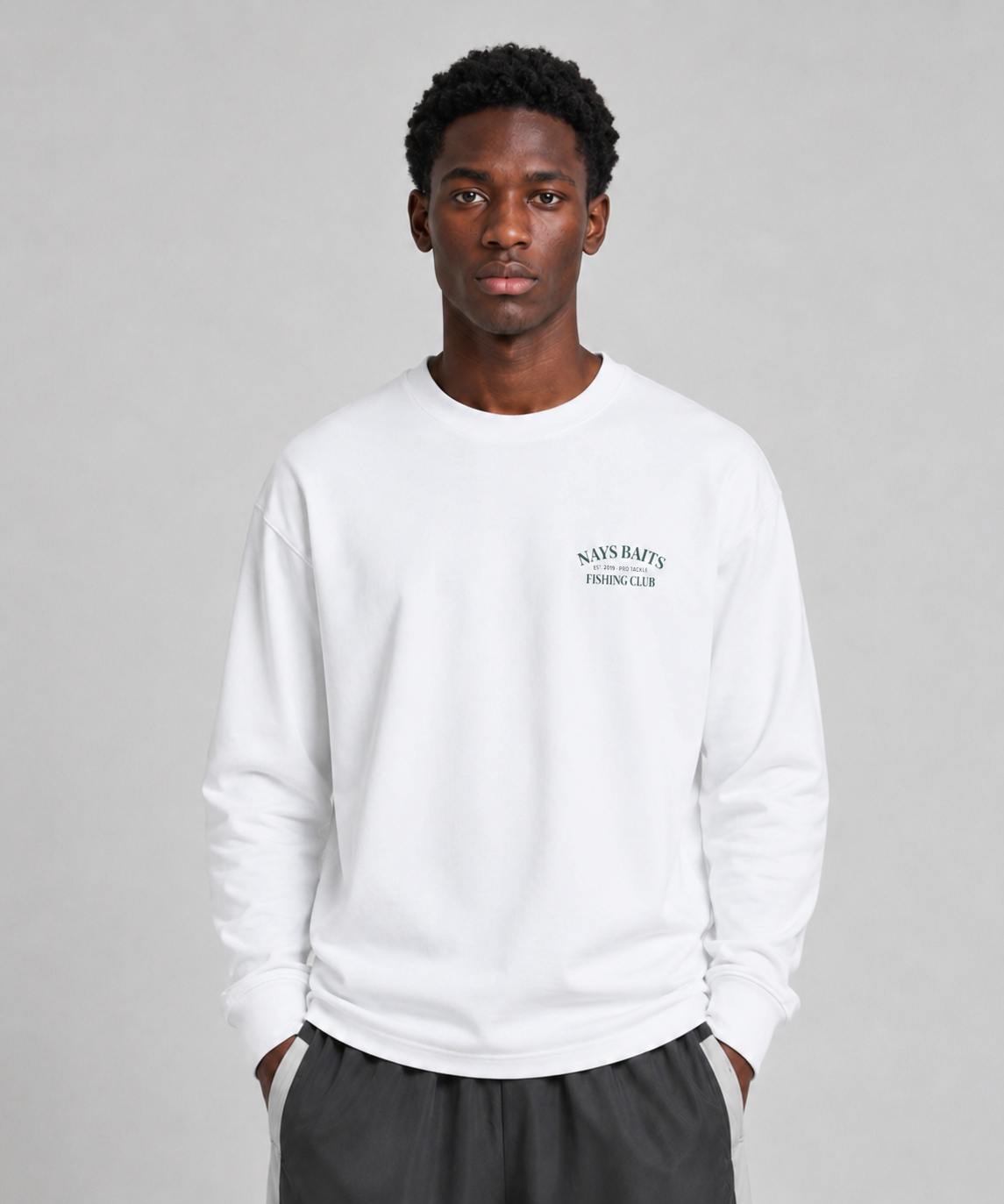 Model trägt Nays Baits Fishing Club Langarmshirt Weiß Vorderansicht.
