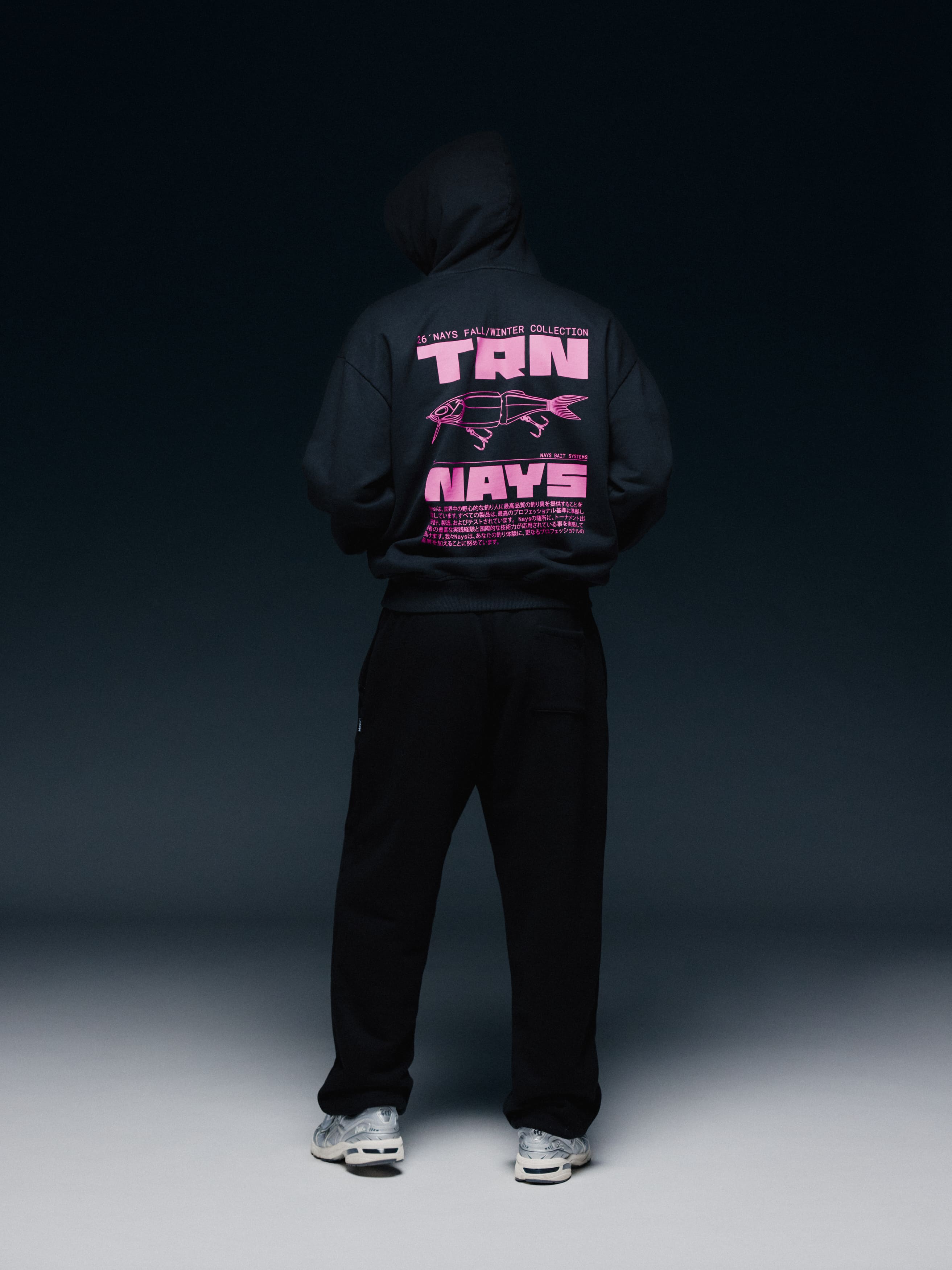 Schwarz-rosa NAYS TRN Hoodie der Fall Winter Collection von hinten getragen.