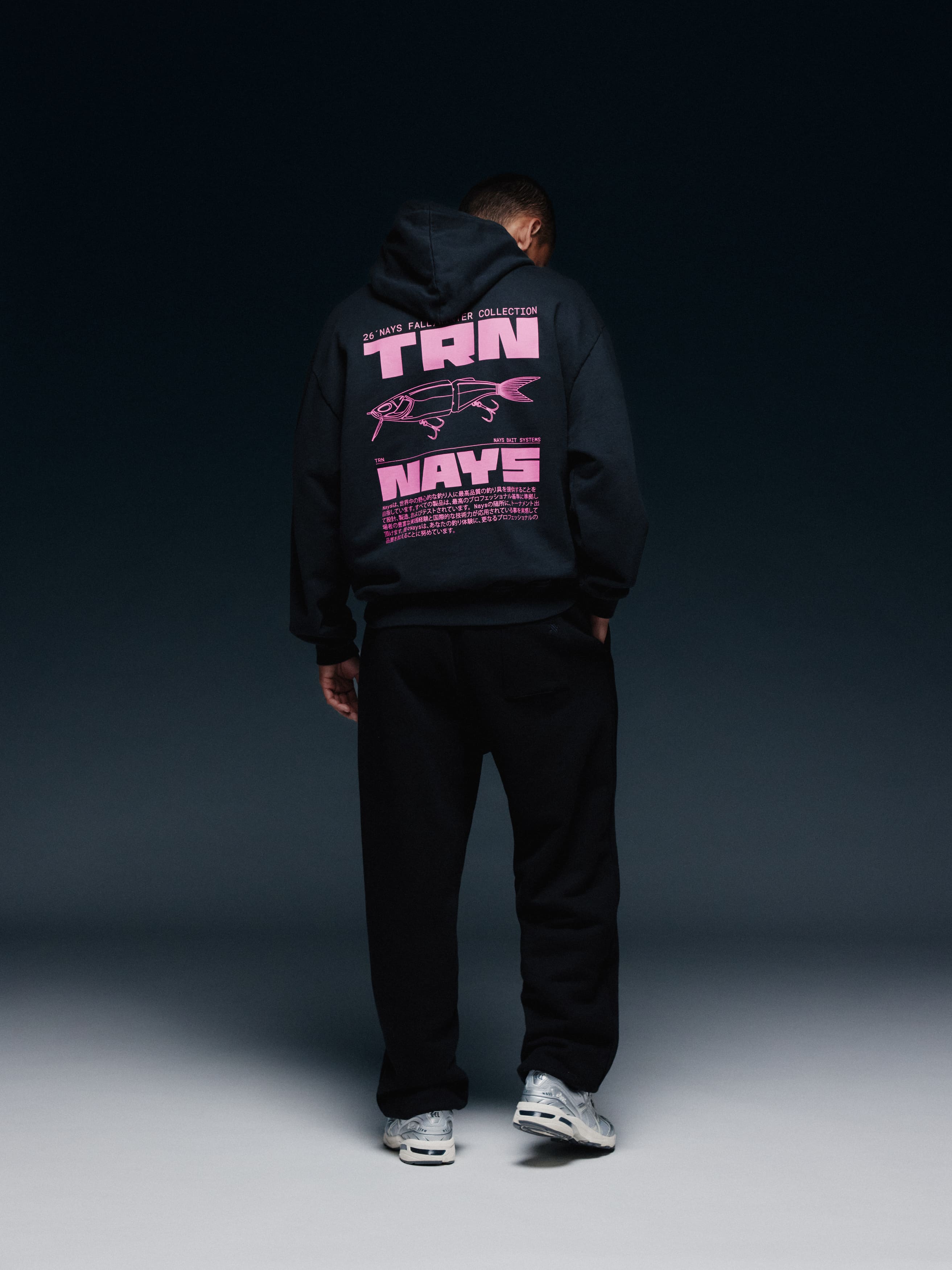 Rückansicht des schwarzen NAYS TRN Hoodies mit rosa Print und Köder-Grafik