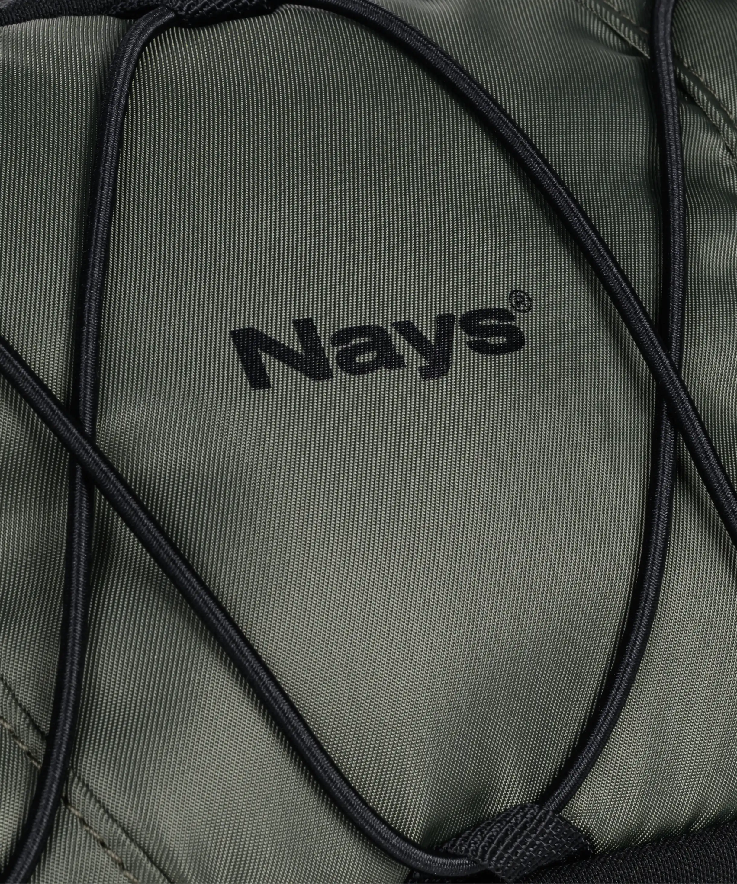 Nahaufnahme Nays Logo-Schriftzugs auf einer olivgrünen Tasche.