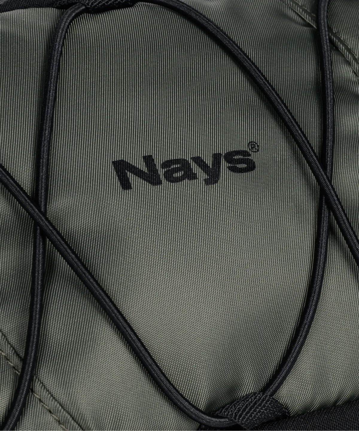 Nahaufnahme Nays Logo-Schriftzugs auf einer olivgrünen Tasche.