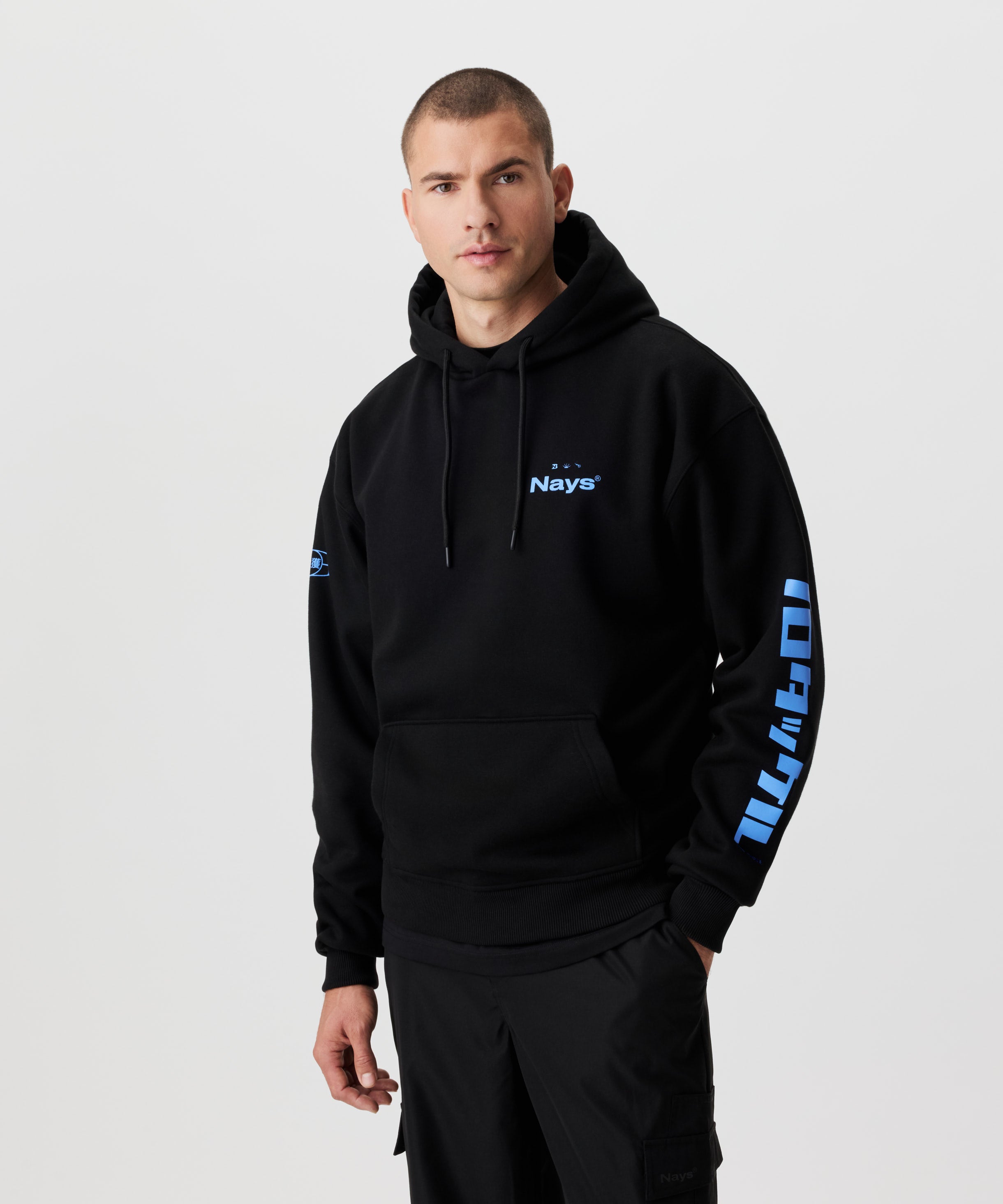 Vorderansicht Mann im schwarzen Kapuzen-Pullover. Der Pullover hat blaue Prints an den Ärmeln und auf der Brust.