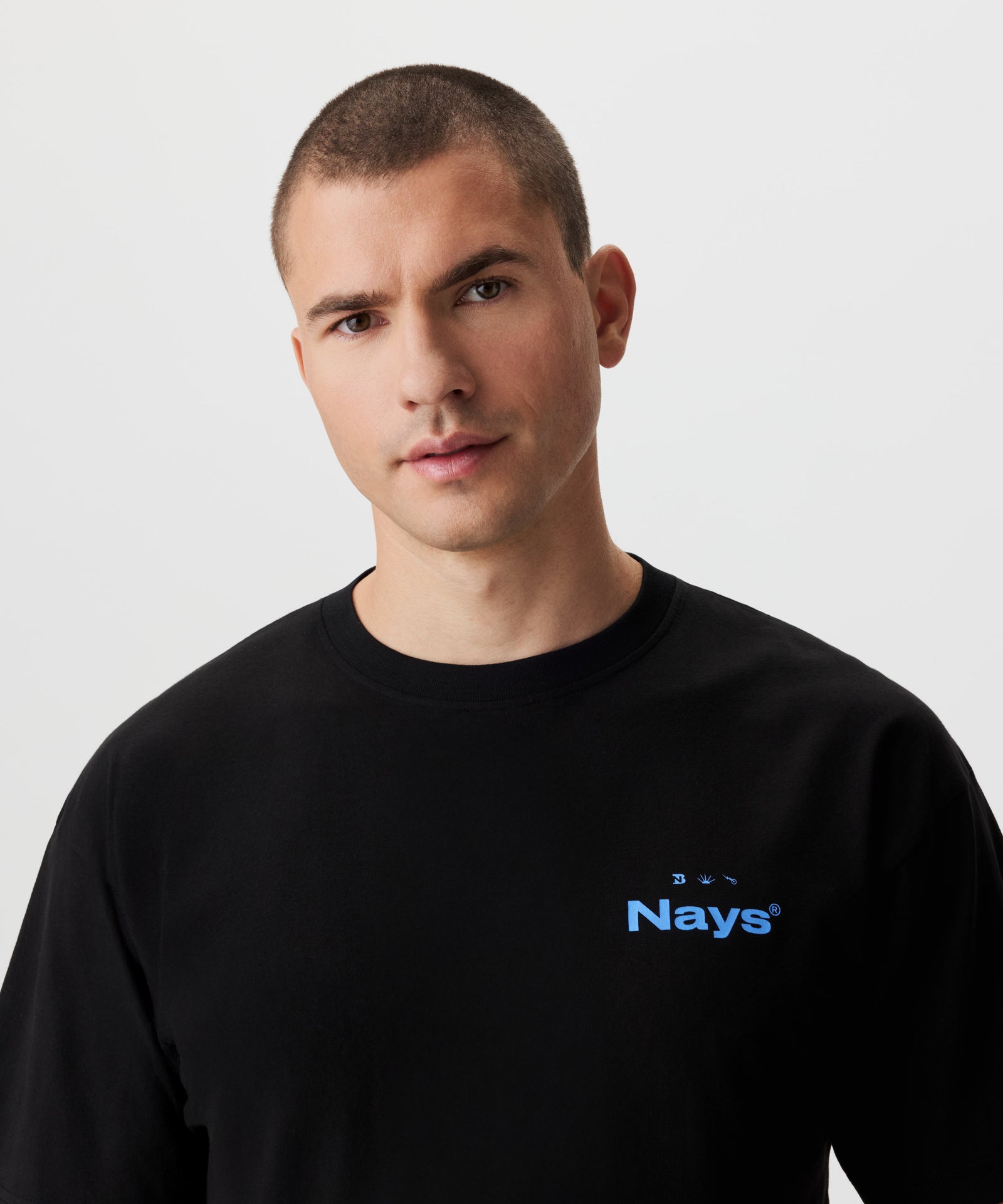 Vorderansicht Mann im schwarzen T-Shirt mit blauem Print auf der Brust.