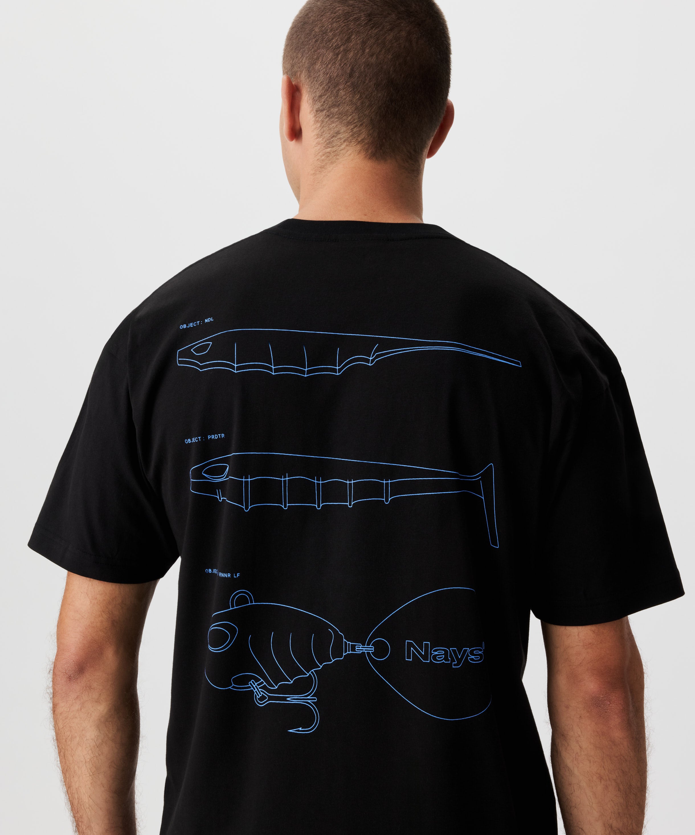 Rückanischt Mann im schwarzen T-Shirt und blauem Rücken-Print. Der Print zeige drei bekannte Köder-Silhouetten.