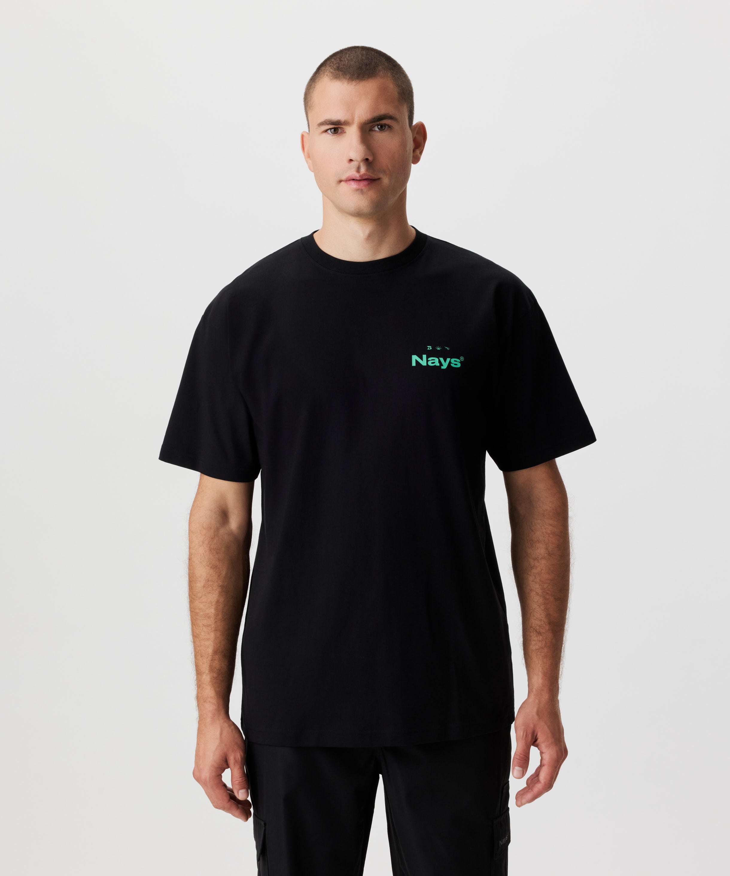 Vorderansicht Mann im schwarzen T-Shirt mit grünem Print auf der Brust.