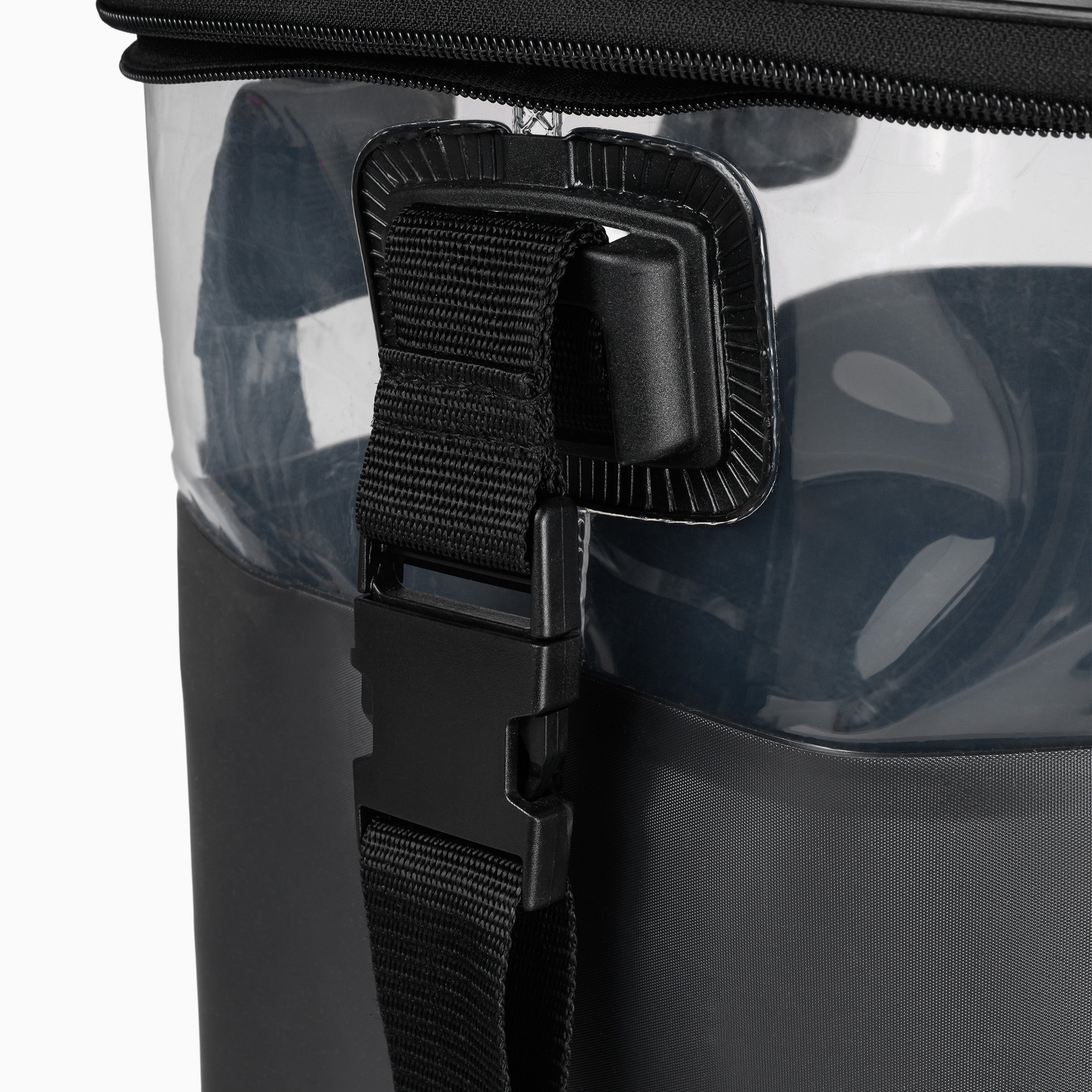 Detailaufnahme Klickverschluss und Riemen Nays Bakkan Angeltasche.
