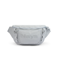 Hellgraue Nays Bauchtasche mit großer Fronttasche, D-Ringen und auffälligem Logo-Print.