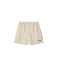 Produktbild einer beige farbigen kurzen Hose. Man erkennt zwei Seitentaschen und ein dezentes, gesticktes Nays Logo auf dem linken Bein.