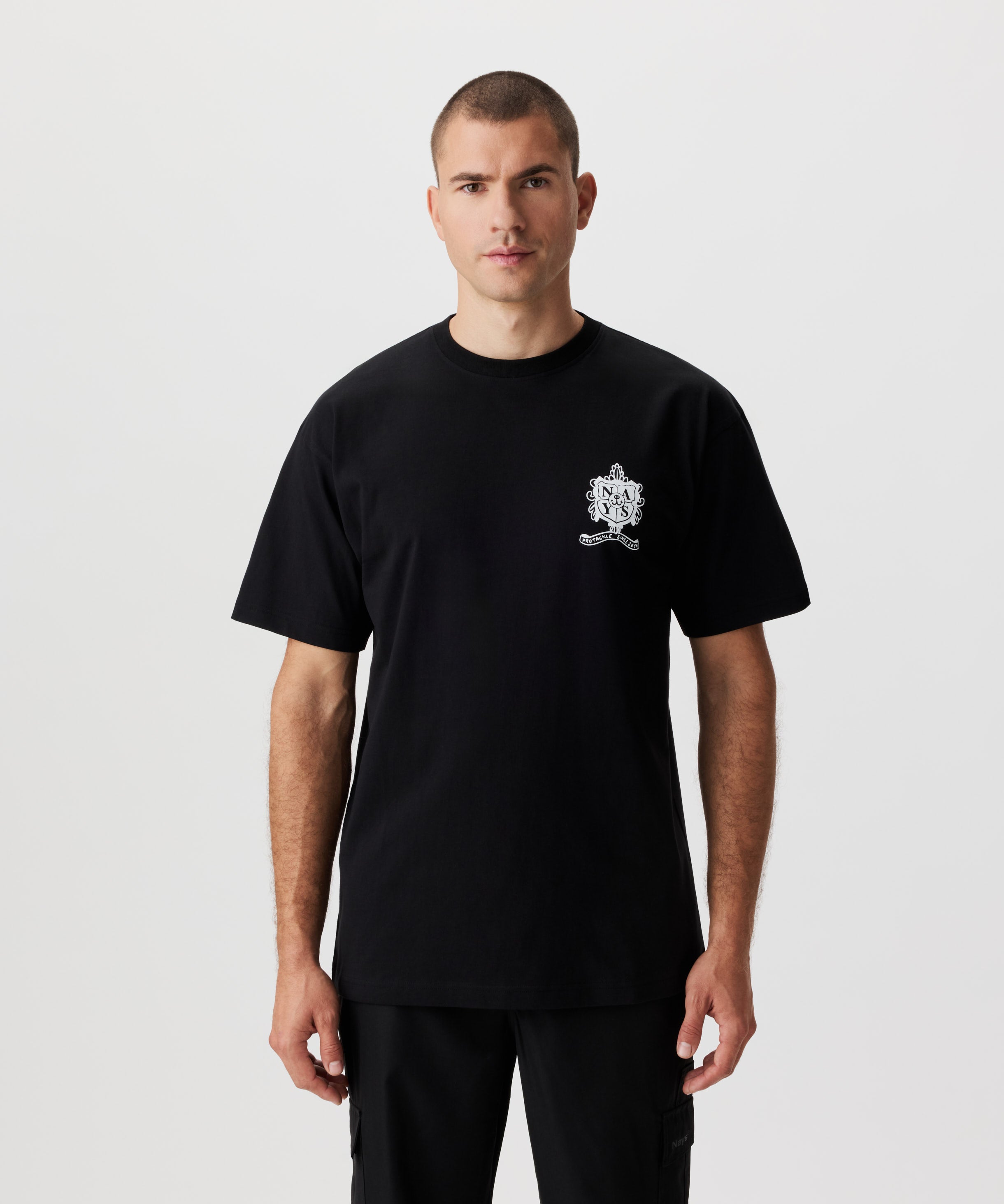 Frontale Ansicht Mann im schwarzen T-Shirt. Das T-Shirt hat einen weiß Druck auf der linken Brust.