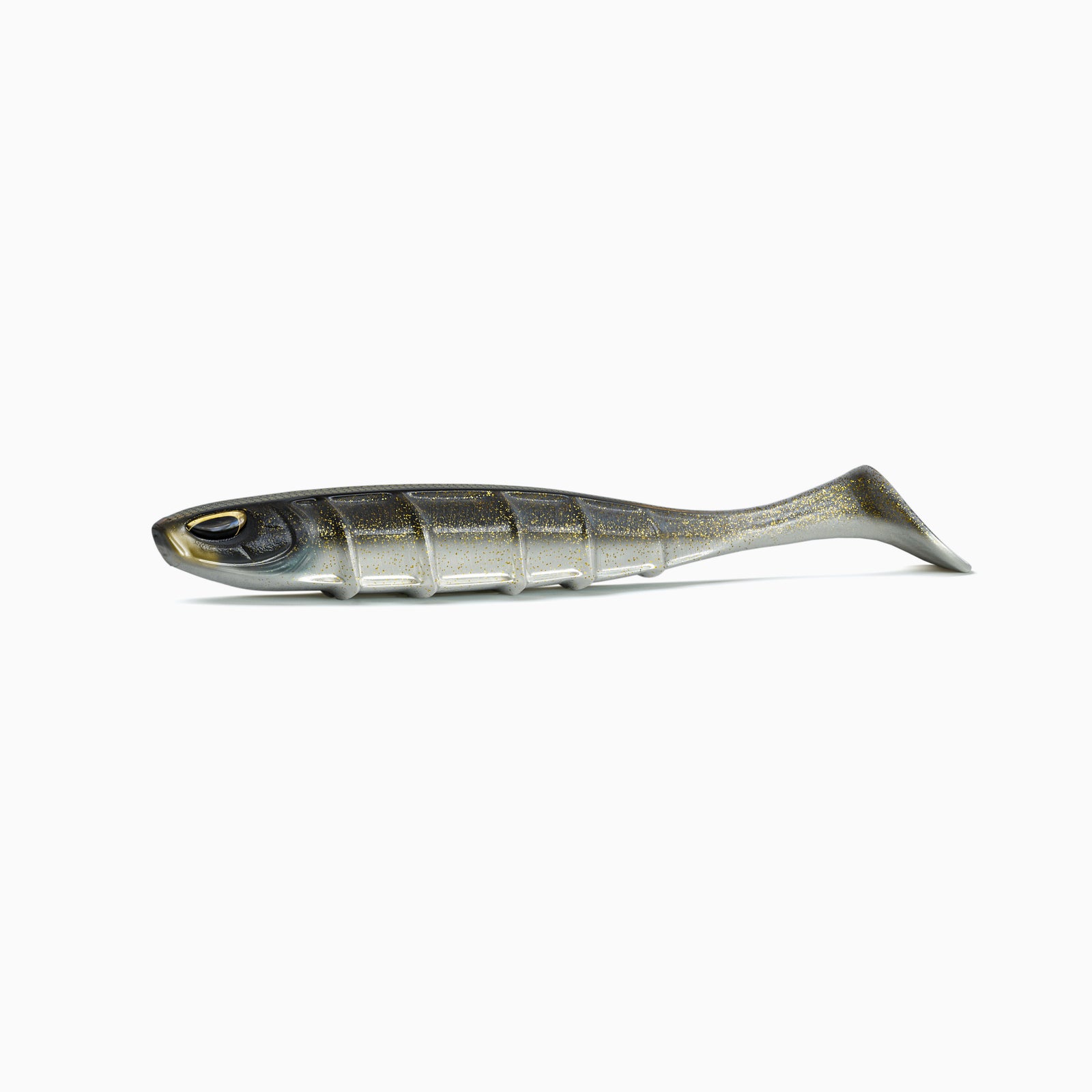 Angelköder in Fischform mit oliv-braunem Rücken, gold-schimmerndem Glitzer und heller Bauchseite mit deutlicher Rippenstruktur. Realistische Augen mit schwarzen Pupillen und goldenen Akzenten. Am hinteren Ende ein voluminöser Schaufelschwanz. Der Köder liegt waagerecht auf weißem Hintergrund.