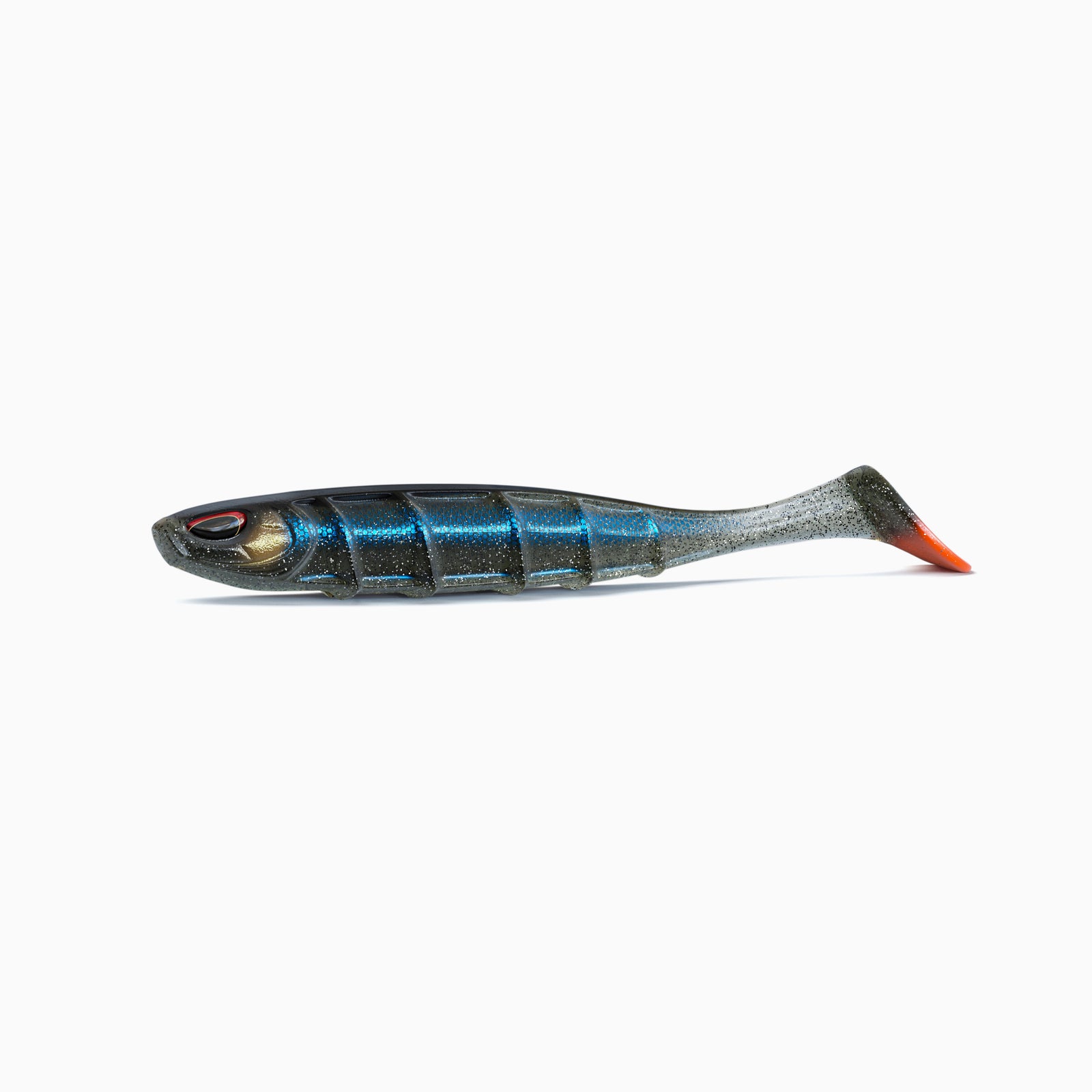 Angelköder in Fischform mit schwarz-blauem körper und hellen Glitzer-Partikeln. Realistische Augen mit schwarzen Pupillen und roten Akzenten. Am hinteren Ende ein voluminöser Schaufelschwanz mit einem roten Beiß-Punkt. Der Köder liegt waagerecht auf weißem Hintergrund.