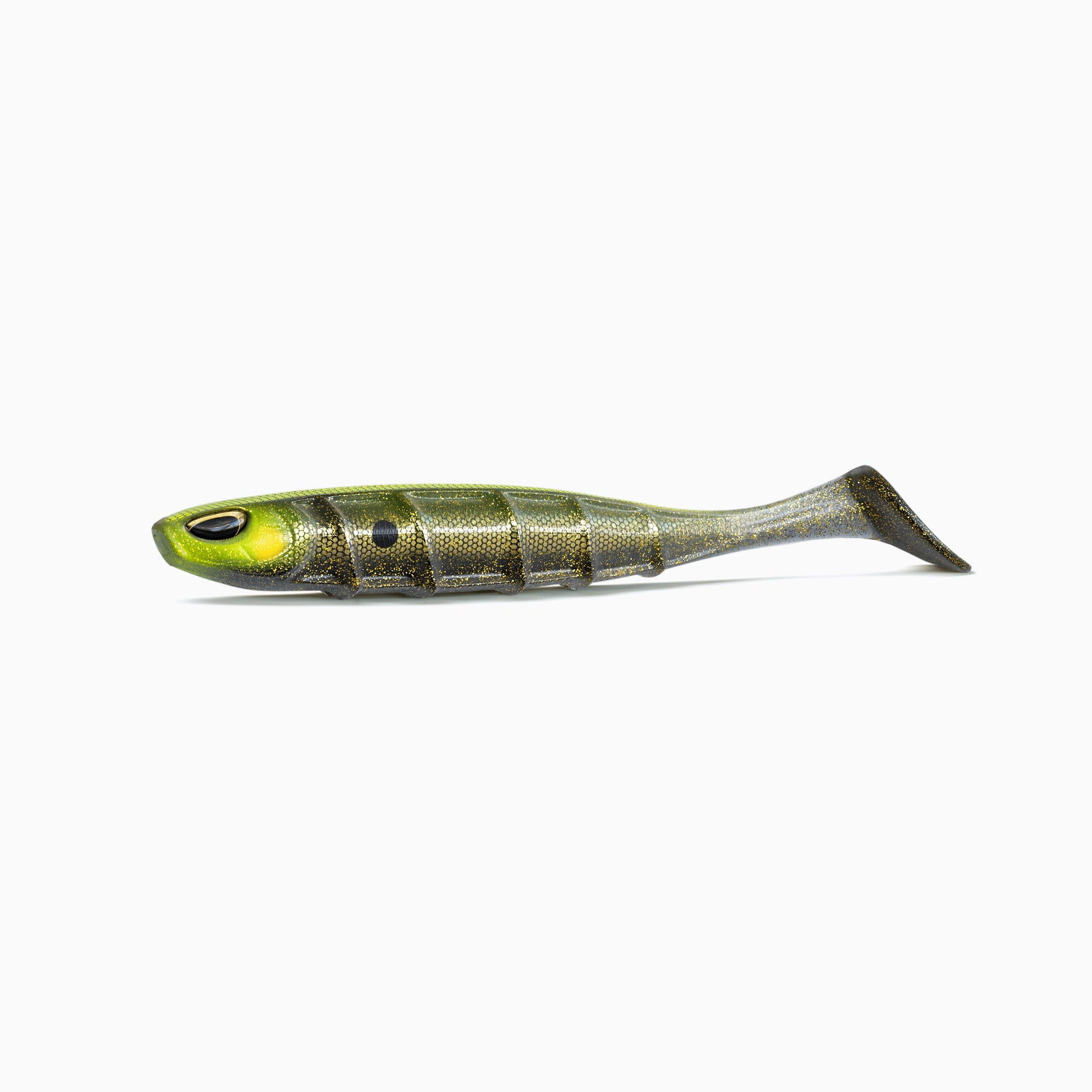 Angelköder in Fischform mit Grün-goldenem Körper, gold-schimmerndem Glitzer und deutlicher Rippenstruktur. Realistische Augen mit schwarzen Pupillen und goldenen Akzenten. Am hinteren Ende ein voluminöser Schaufelschwanz. Der Köder liegt waagerecht auf weißem Hintergrund.