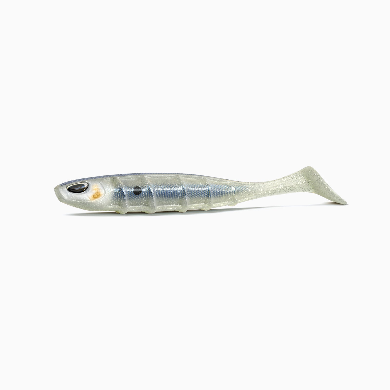Angelköder in Fischform mit blau-weißem Körper, hell-schimmerndem Glitzer und deutlicher Rippenstruktur. Realistische Augen mit schwarzen Pupillen und goldenen Akzenten. Am hinteren Ende ein voluminöser Schaufelschwanz. Der Köder liegt waagerecht auf weißem Hintergrund.
