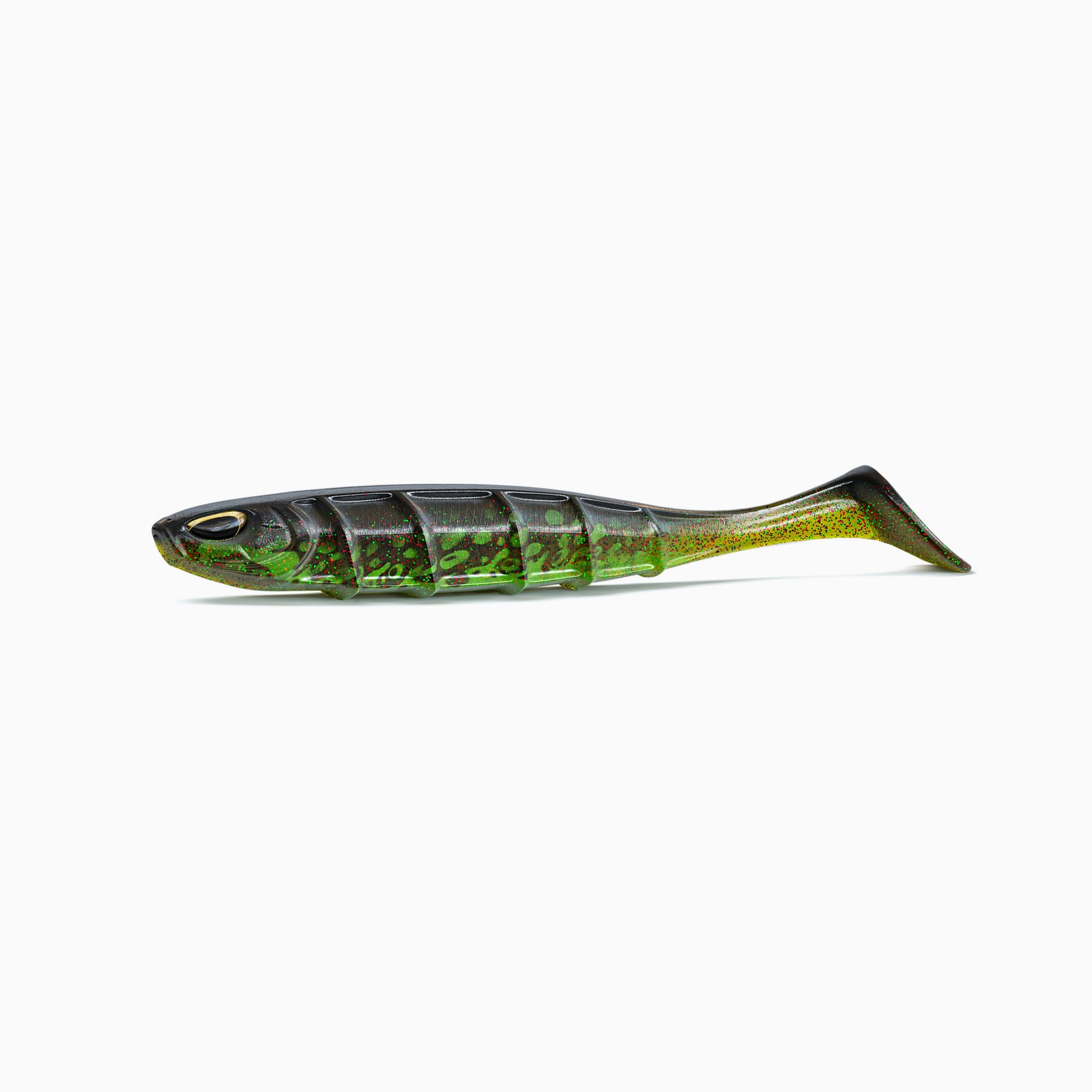 Angelköder in Fischform mit dunkel-grün-schwarzem Körper, bunten Glitzer-Partikeln und deutlicher Rippenstruktur. Hell-grüne Akzente auf der Seite. Realistische Augen mit schwarzen Pupillen und goldenen Akzenten. Am hinteren Ende ein voluminöser Schaufelschwanz. Der Köder liegt waagerecht auf weißem Hintergrund.