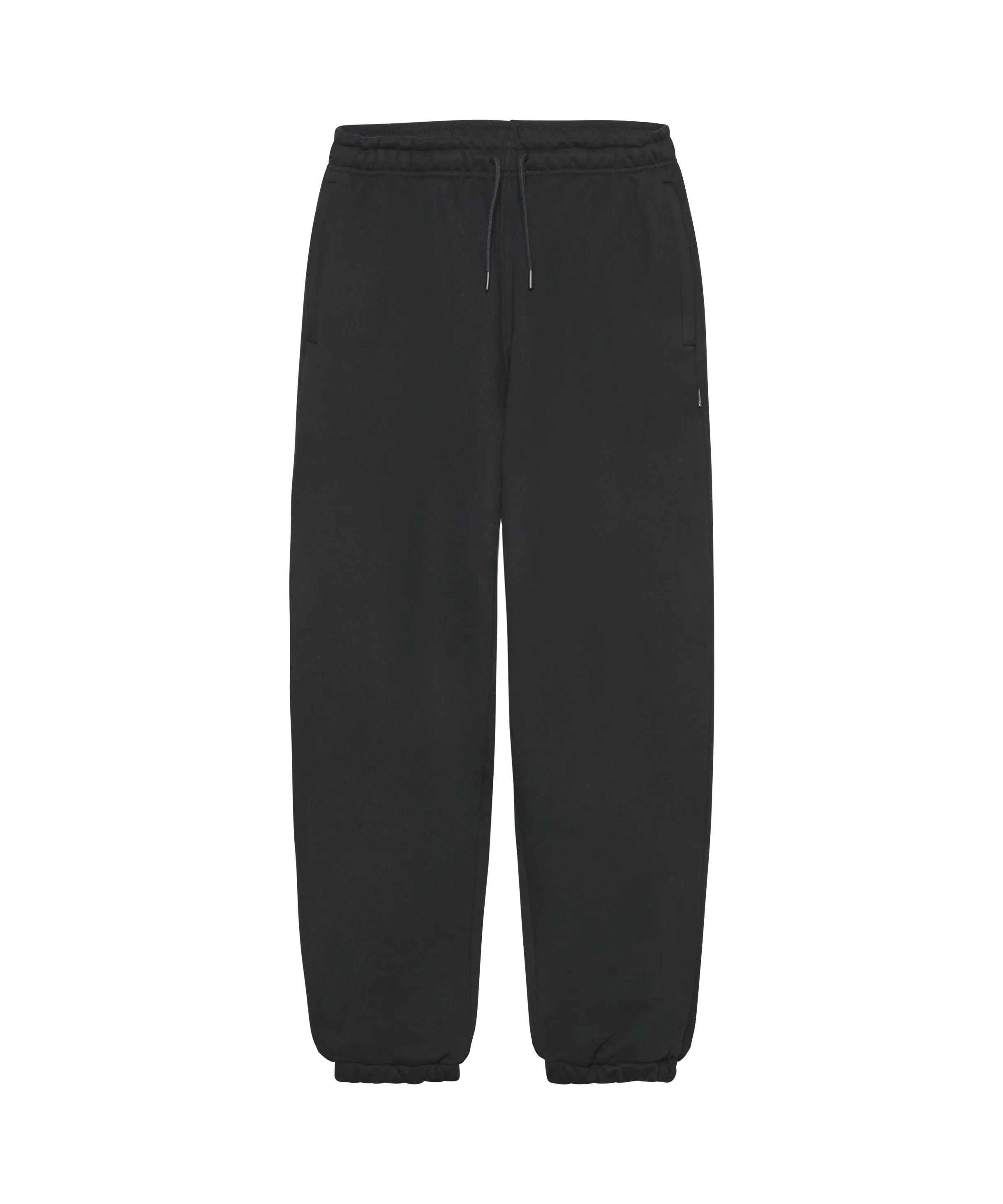 Weit geschnittene schwarze Jogginghose von Nays in der Frontansicht.