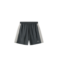 Auf dem Produktbild ist eine sportliche trikot-artige kurze Hose in blau-grau mit weißen Akzenten auf beiden Seiten zu sehen.. Es befindet sich ein dezentes Logo auf dem linken Hosenbein.