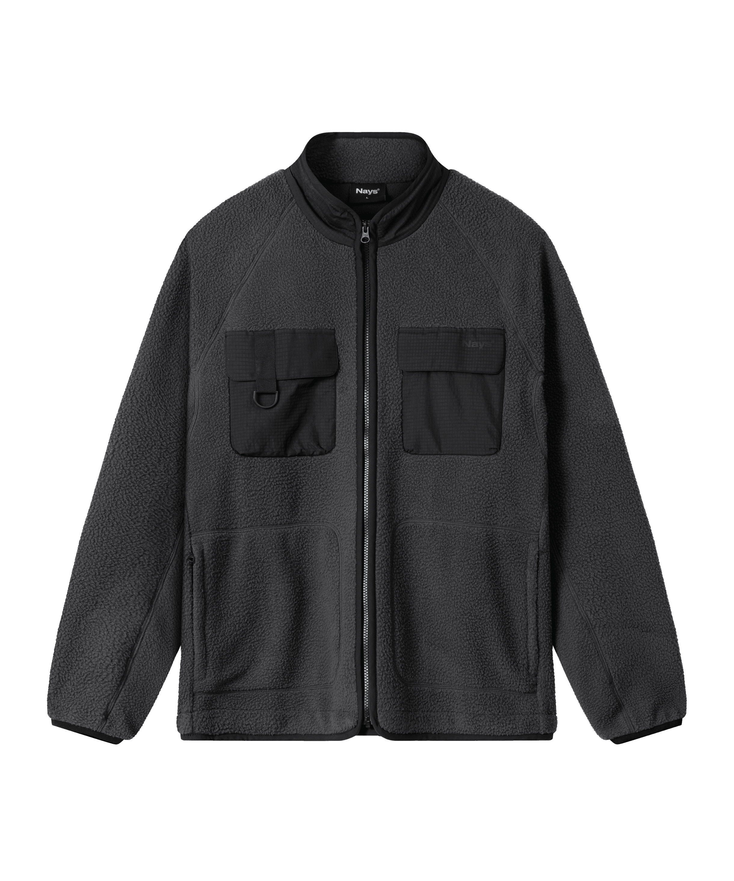 Graue Fleecejacke von Nays, vorne abgebildet, mit durchgehendem Reißverschluss, Stehkragen und schwarzen, aufgesetzten Brusttaschen.