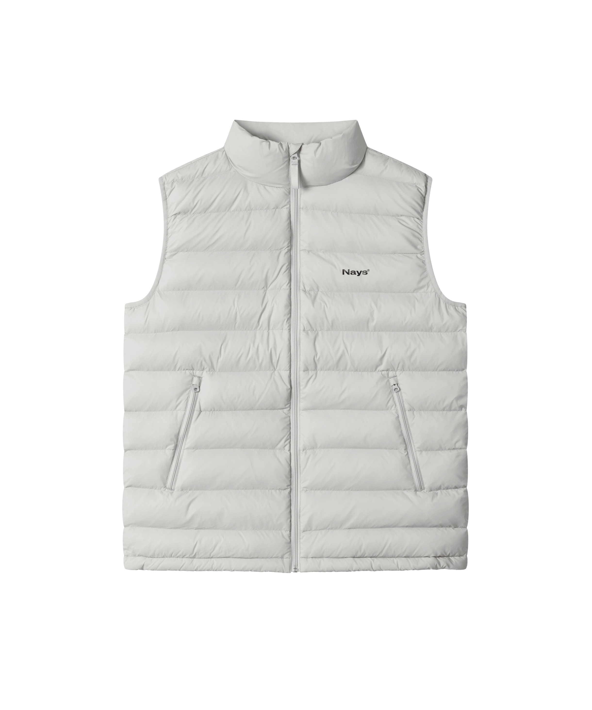 Eine beige-weiße, abgesteppte Weste mit durchgehendem Reißverschluss, zwei Seitentaschen und einem schwarzen, dezenten Nays Logo Schriftzug auf der linken Brust.