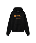 Schwarzer Kapuzen-pullover mit kontrastreichen Prints in einem leuchtenden Orange. Man erkenn ein rundes, sonnenartiges Symbol und daneben tonale Nays Logo Schriftzüge.