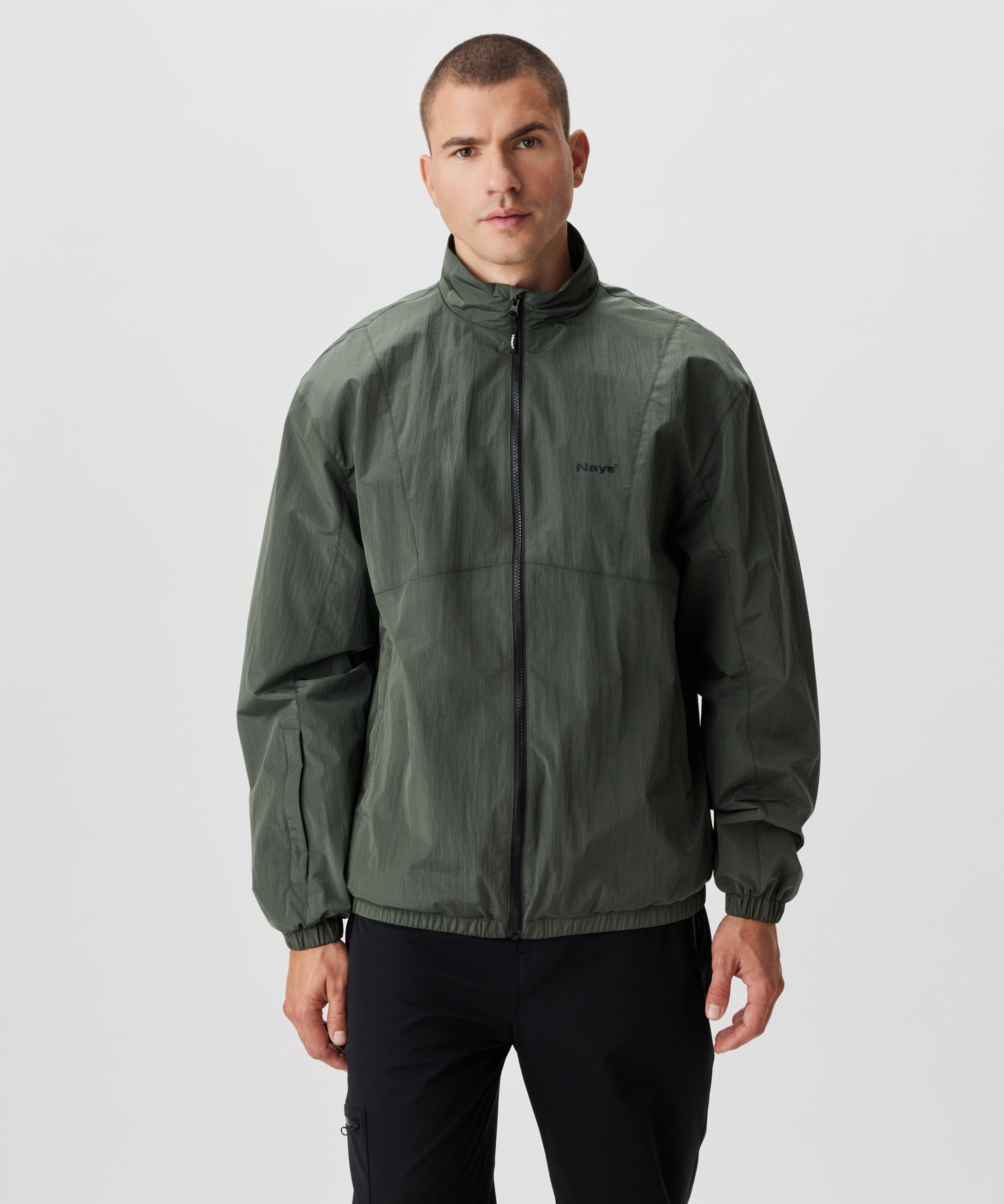 Frontansicht Mann in grüner Blouson Jacke.