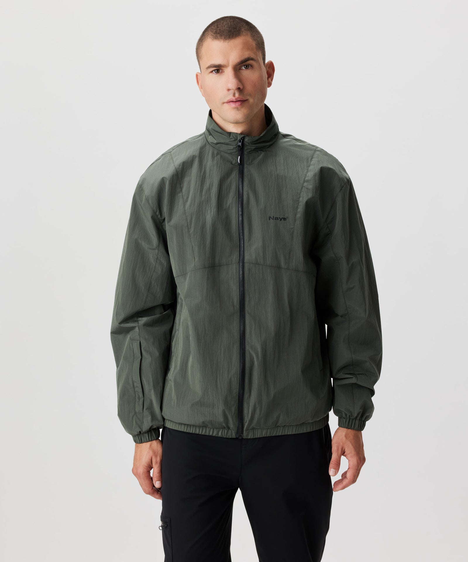 Frontansicht Mann in grüner Blouson Jacke.