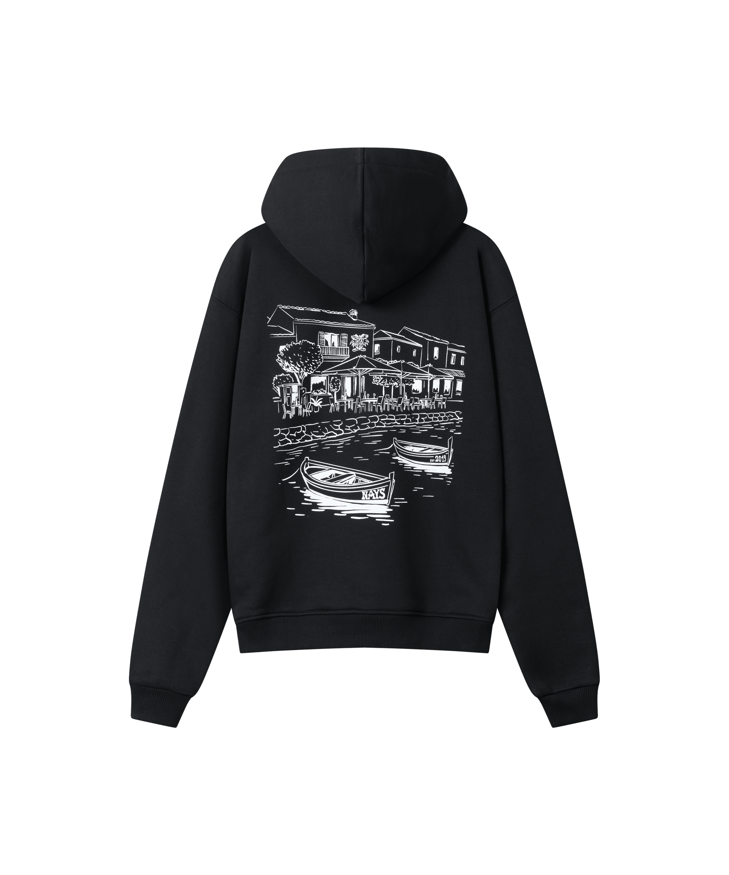 Rückansicht eines Kapuzen-Hoodies in schwarz für Herren. Das Sweatshirt ist locker geschnitten und hat einen weißen grafischen Print im mediterranen Look, der eine Promenade mit Häusern und Booten zeigt.