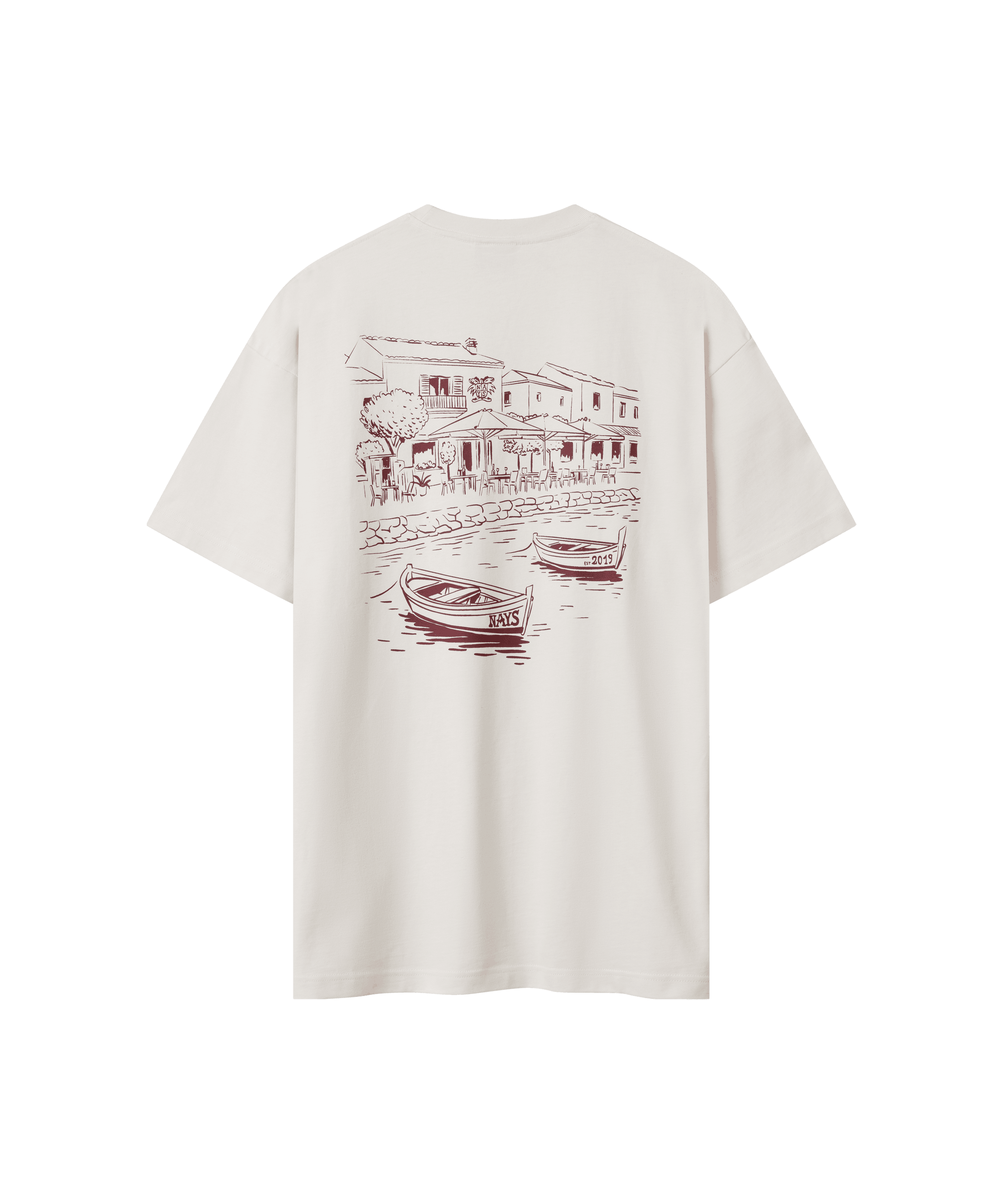 Rückansicht eines T-Shirts in creme-weiß für Herren. Das T-Shirt ist locker geschnitten und hat einen roten grafischen Print im mediterranen Look, der eine Promenade mit Häusern und Booten zeigt.