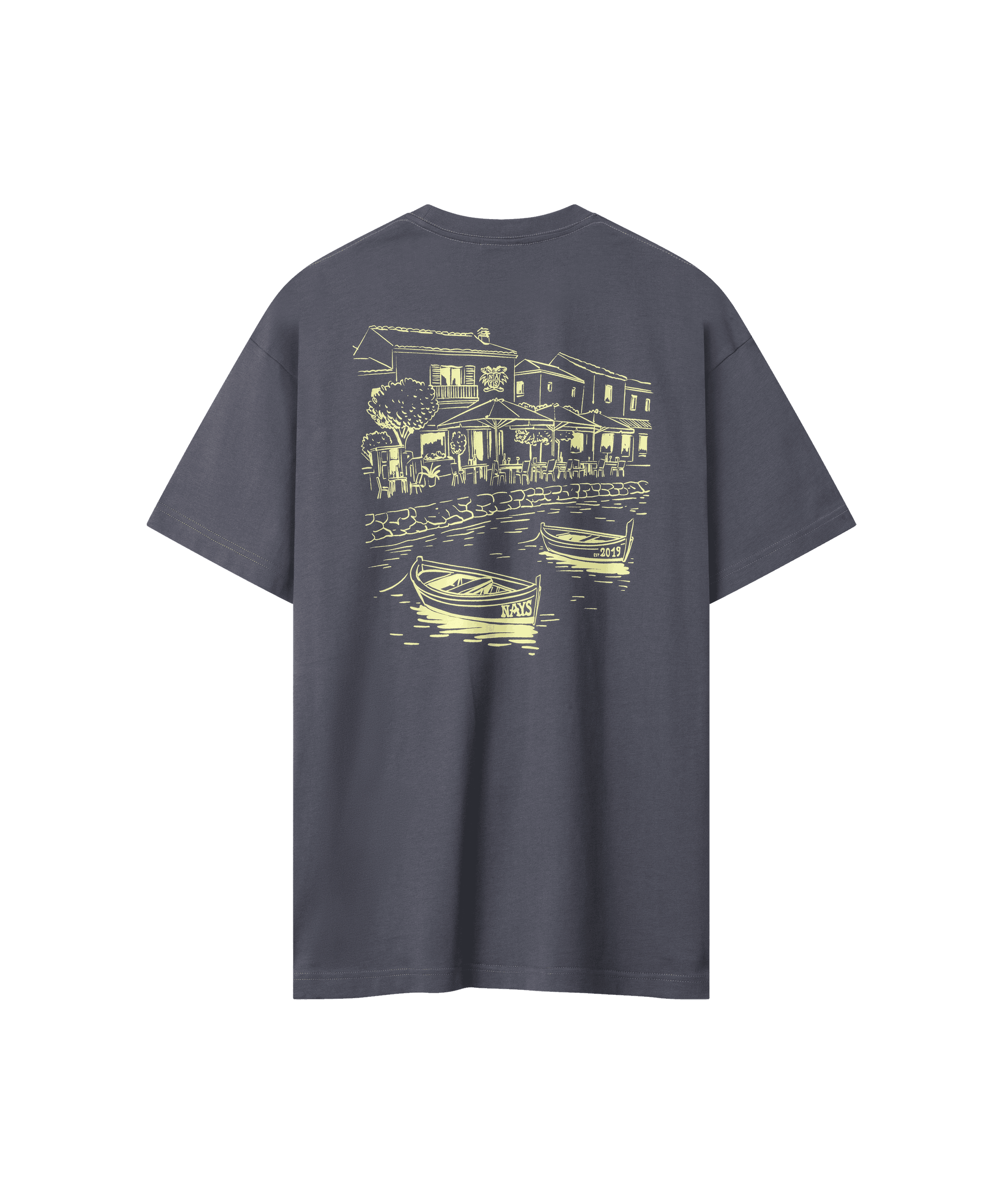 Rückansicht eines T-Shirts in grau für Herren. Das T-Shirt ist locker geschnitten und hat einen hell-gelben grafischen Print im mediterranen Look, der eine Promenade mit Häusern und Booten zeigt.