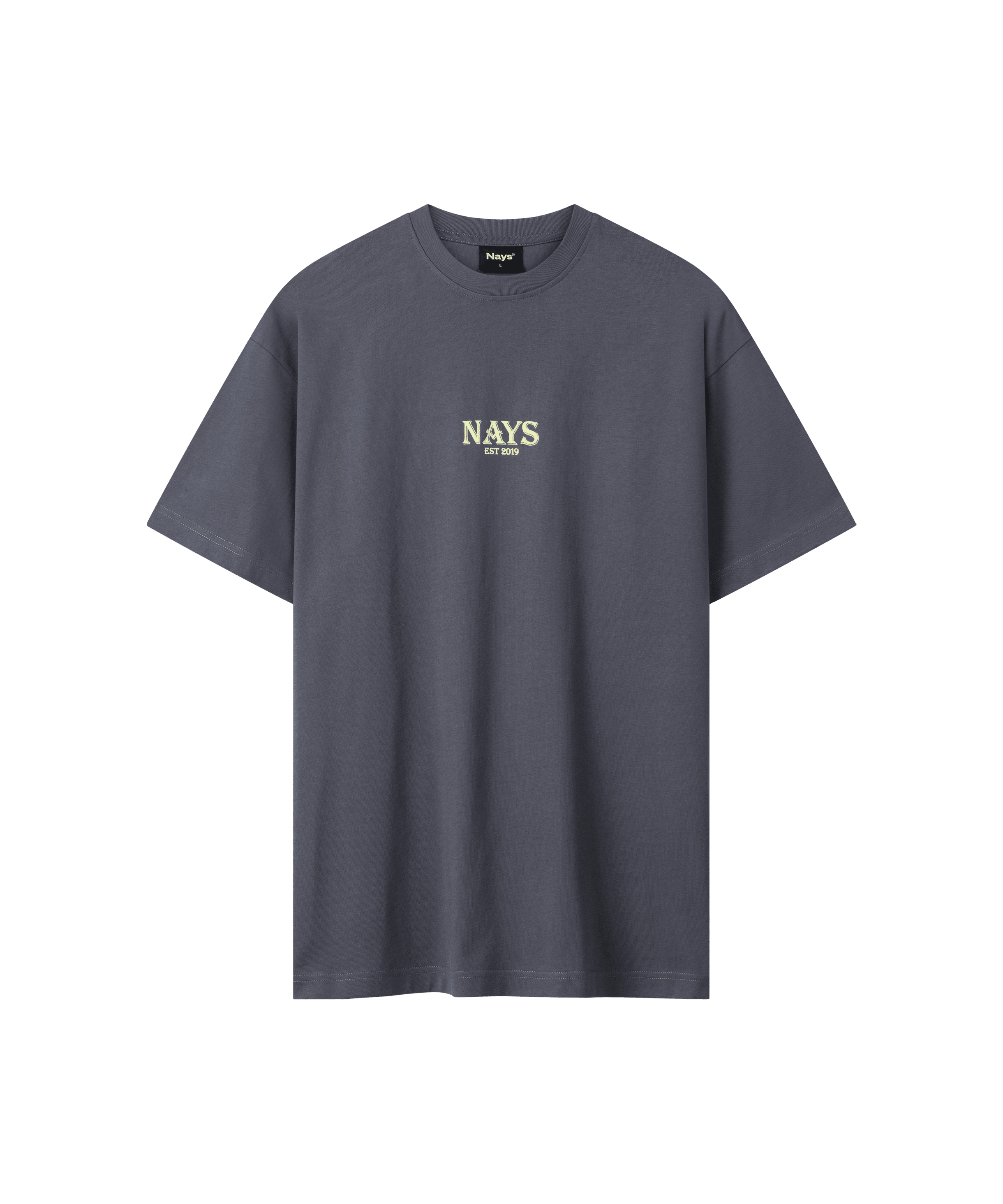 Frontansicht eines T-Shirts in grau für Herren. Das T-Shirt ist locker geschnitten und hat einen kleinen mittigen "Nays" Logo Print in hellem gelb.