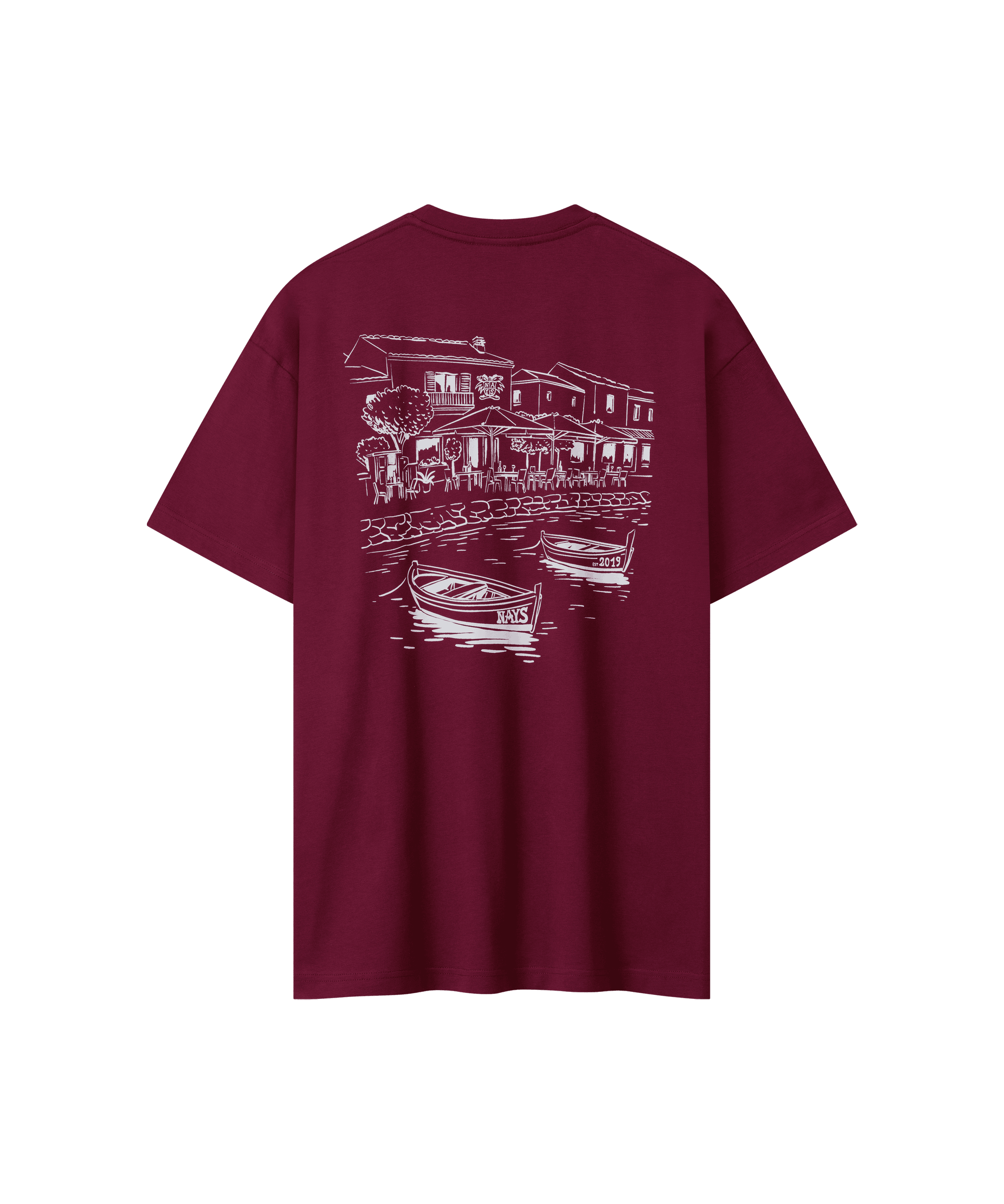 Rückansicht eines T-Shirts in rot für Herren. Das T-Shirt ist locker geschnitten und hat einen weißen grafischen Print im mediterranen Look, der eine Promenade mit Häusern und Booten zeigt.