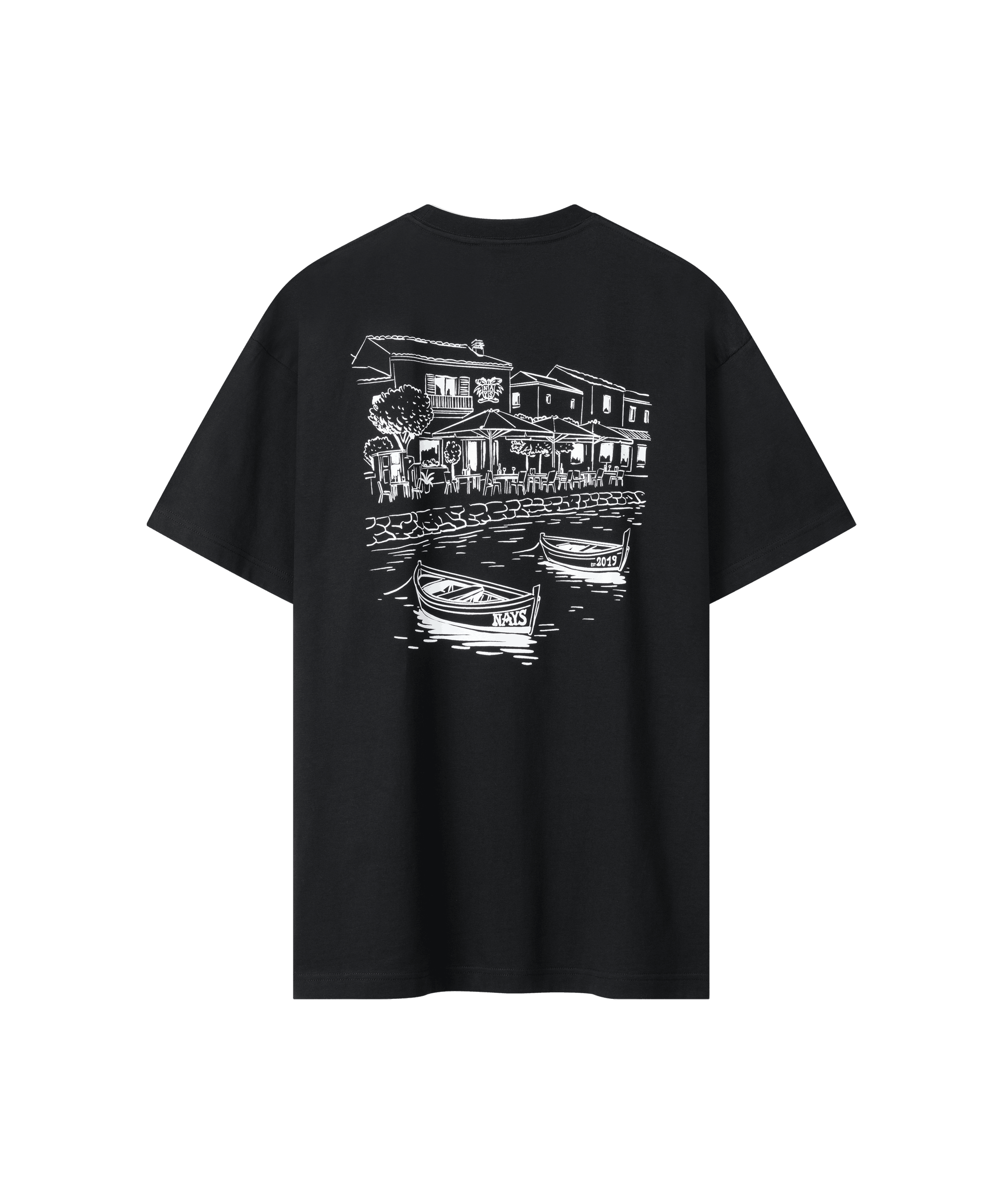 Rückansicht eines T-Shirts in schwarz für Herren. Das T-Shirt ist locker geschnitten und hat einen weißen grafischen Print im mediterranen Look, der eine Promenade mit Häusern und Booten zeigt.