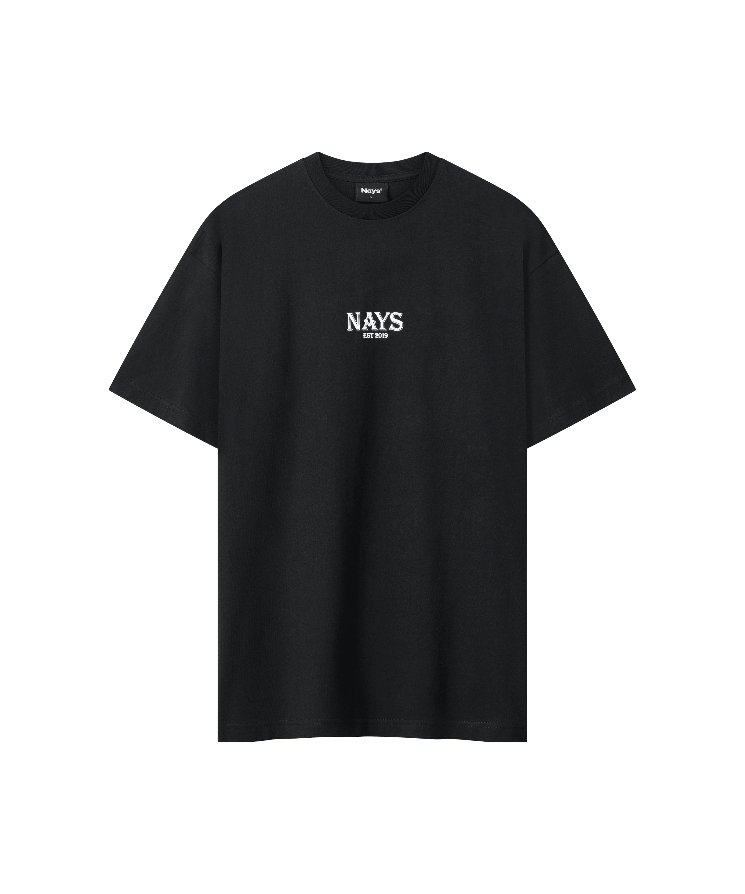 Frontansicht eines T-Shirts in schwarz für Herren. Das T-Shirt ist locker geschnitten und hat einen kleinen mittigen "Nays" Logo Print 