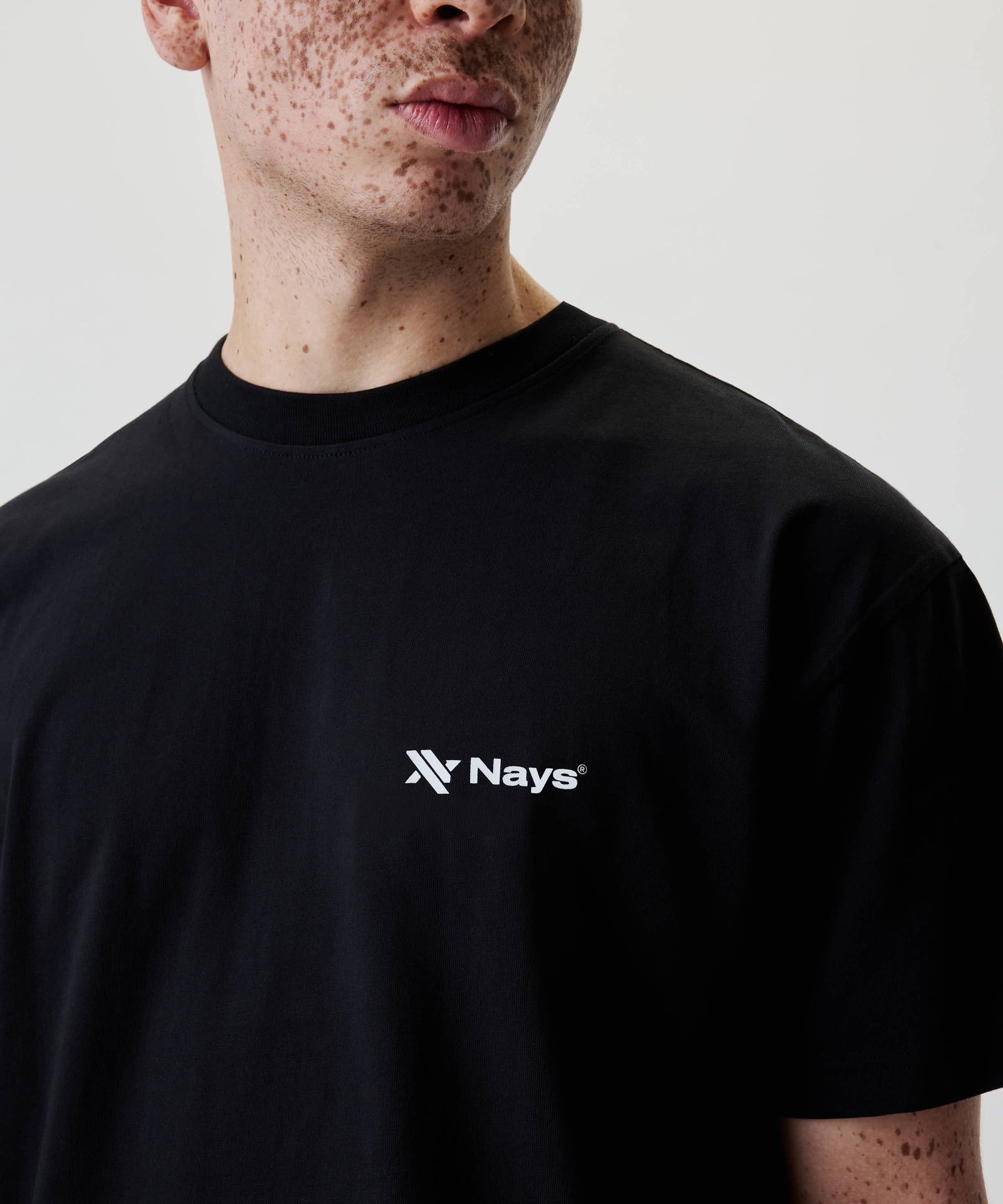 Nays Loose Fit Chest Print Tee mit weißem Logo auf der Brust, lässiger oversized Schnitt, aus 100% Baumwolle, für Komfort im Alltag.