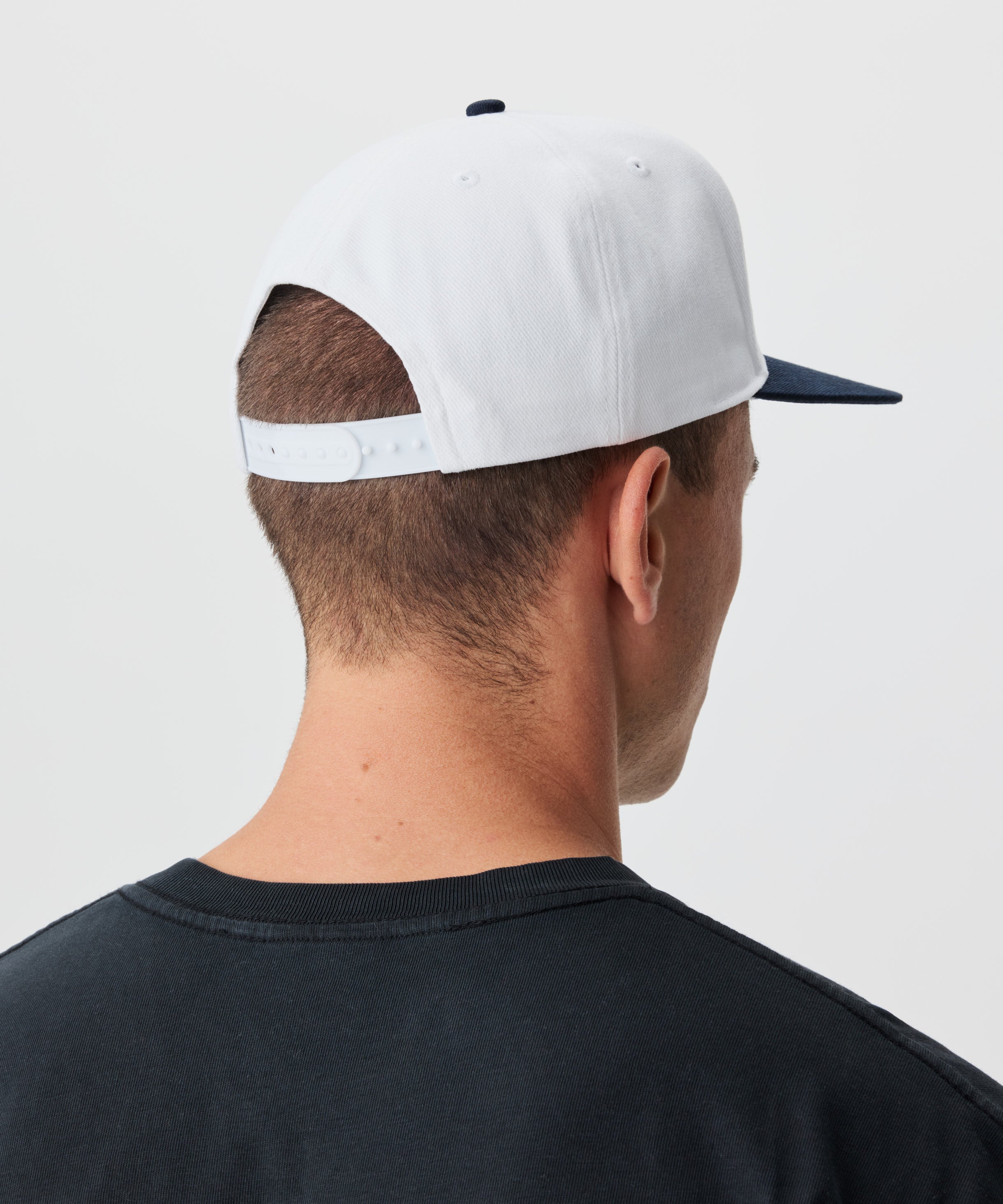 Rückansicht Mann mit weißer Cap.