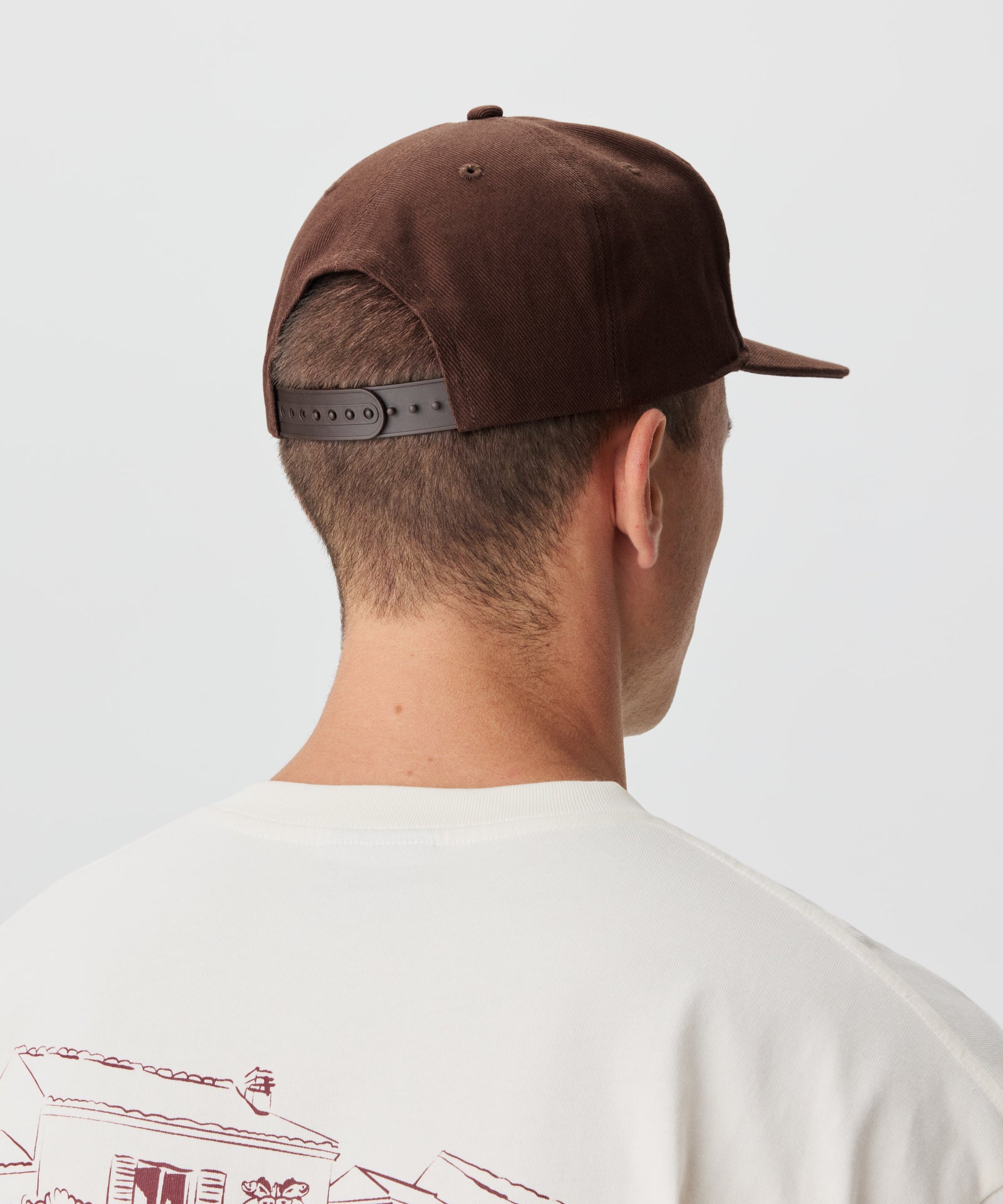 Rückansicht Mann mit brauner Cap.