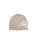 Beige Strickmütze mit weißem Nays-Logo auf freigestelltem Hintergrund.
