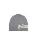 Graue Strickmütze mit beige-farbigem Nays-Logo auf freigestelltem Hintergrund.