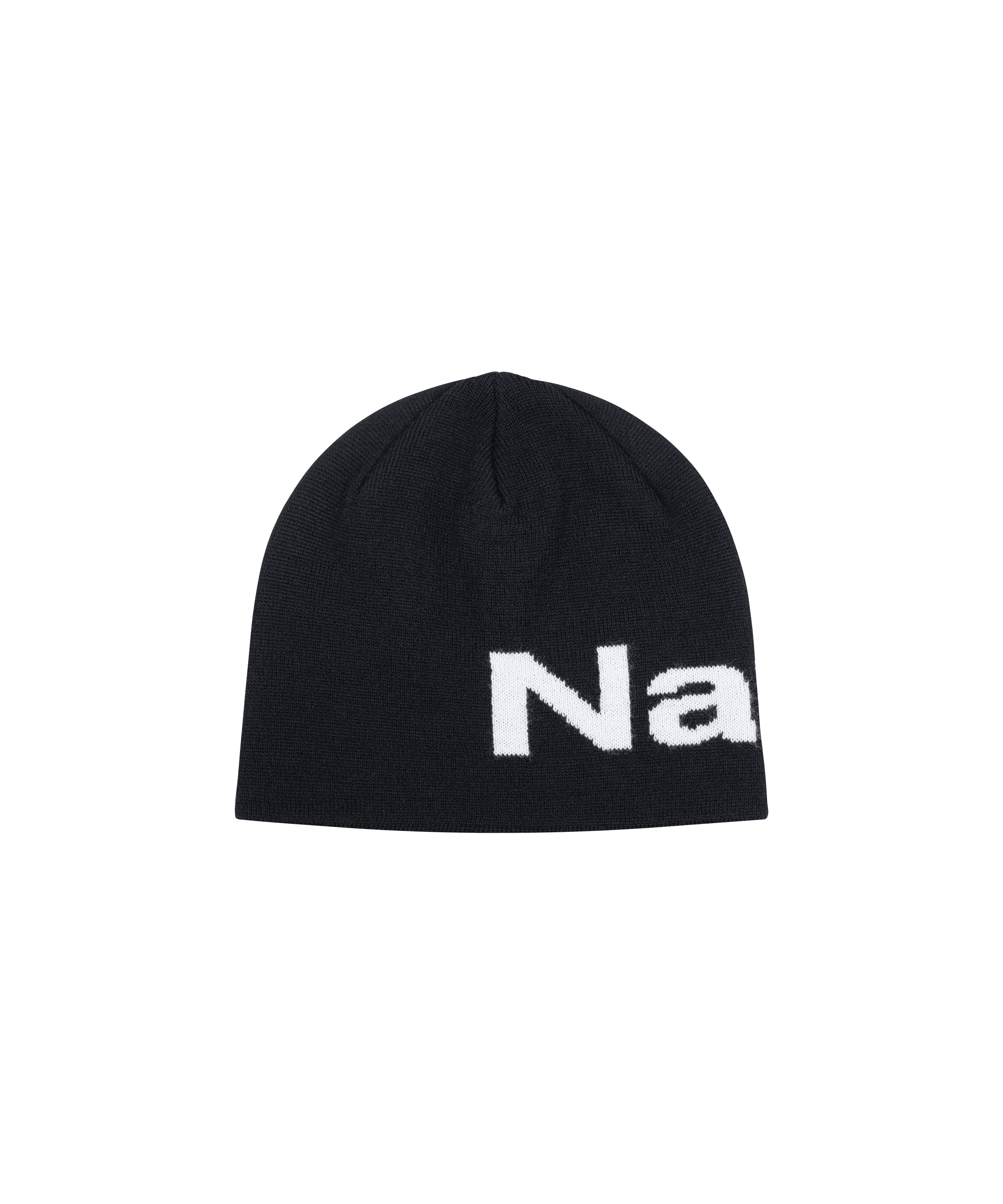 Schwarze Strickmütze mit weißem Nays-Logo auf freigestelltem Hintergrund.