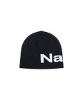 Schwarze Strickmütze mit weißem Nays-Logo auf freigestelltem Hintergrund.