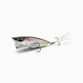 Nays „Top Gun“ Popper-Angelköder in Silber, Lila und Gelb mit einem Drillingshaken am Bauch und einem weiteren Drillingshaken mit weißen Federn am Schwanzende. Hochwertiger Topwater-Köder, ideal für das Angeln auf Raubfische.
