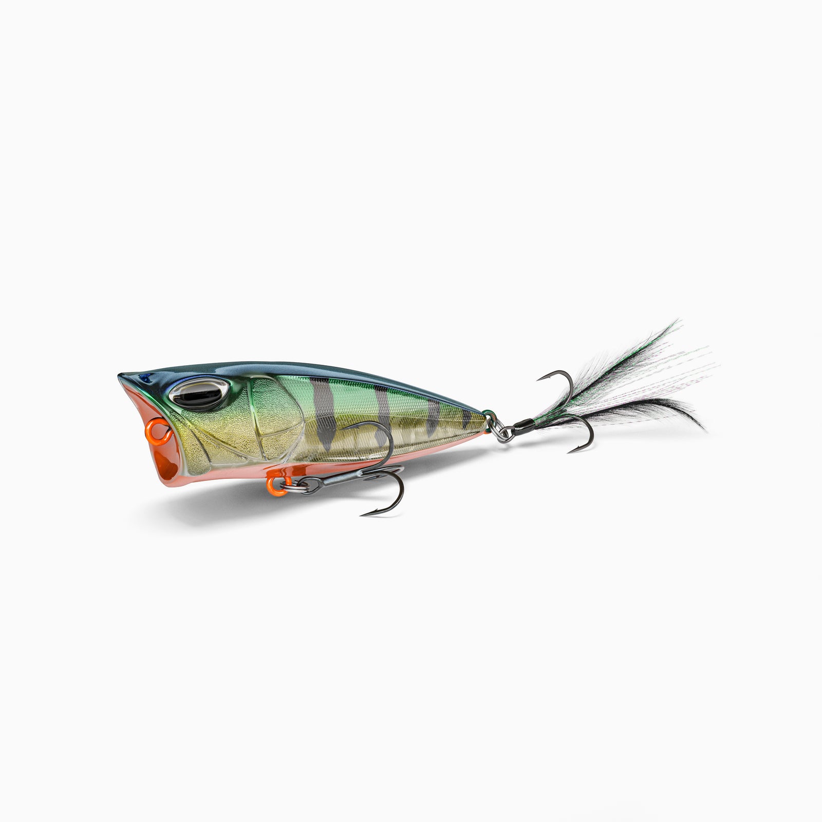 Nays „Top Gun“ Popper-Angelköder in Grün-Schwarz gestreift mit orangefarbenem Maul. Drillingshaken am Bauch und ein weiterer Drillingshaken mit schwarz-grünen Federn am Schwanzende. Hochwertiger Topwater-Köder, ideal für das Angeln auf Raubfische.