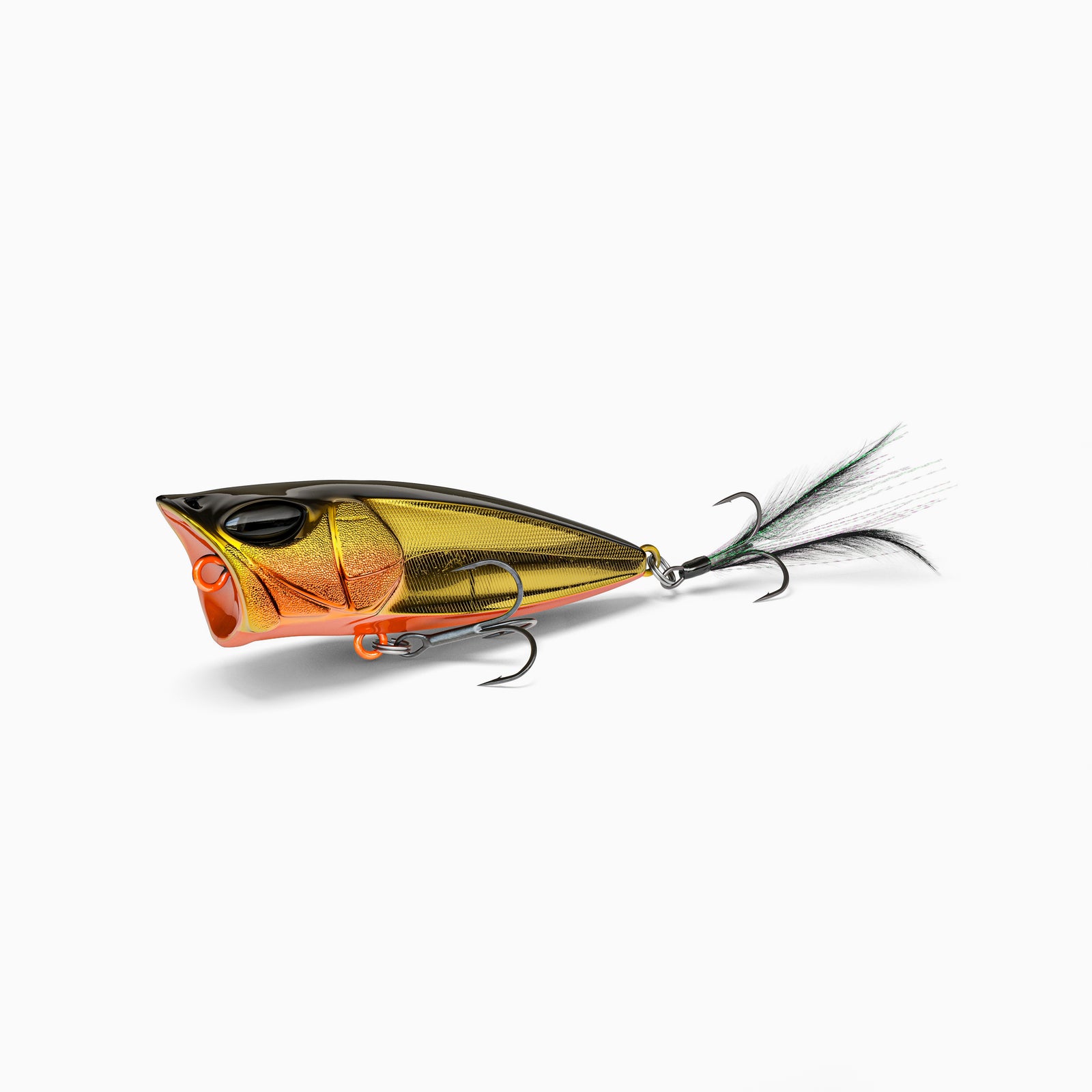 Nays „Top Gun“ Popper-Angelköder in Gold-Schwarz mit orangenem Maul. Drillingshaken am Bauch und ein weiterer Drillingshaken mit grün-schwarzen Federn am Schwanzende. Hochwertiger Topwater-Köder, ideal für das Angeln auf Raubfische.