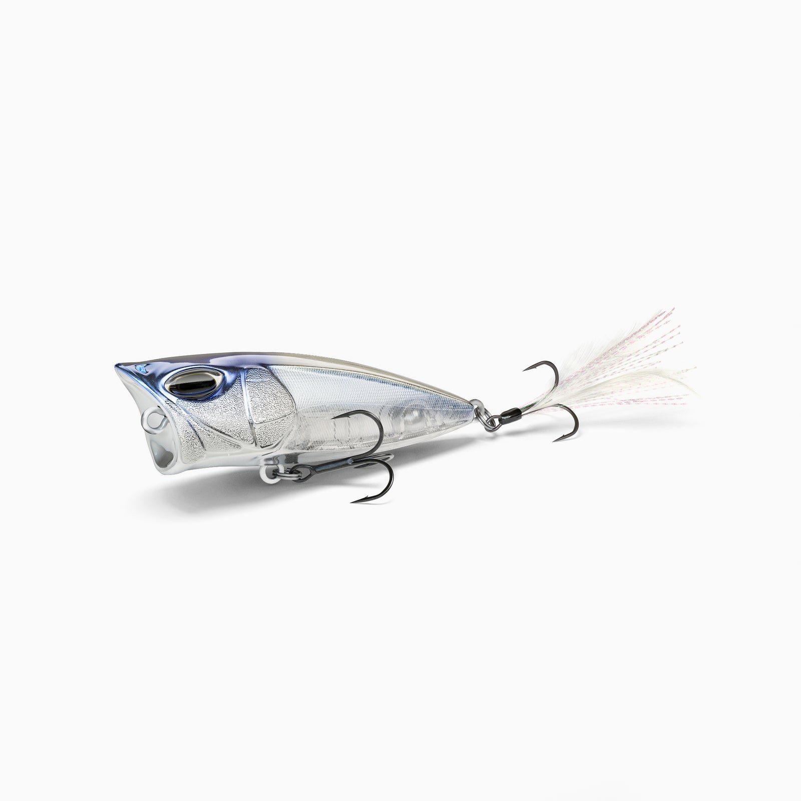 Nays „Top Gun“ Popper-Angelköder in transparentem Silber mit bläulichen Akzenten am Kopf. Drillingshaken am Bauch und ein weiterer Drillingshaken mit weißen, leicht schimmernden Federn am Schwanzende. Hochwertiger Topwater-Köder, ideal für das Angeln auf Raubfische.