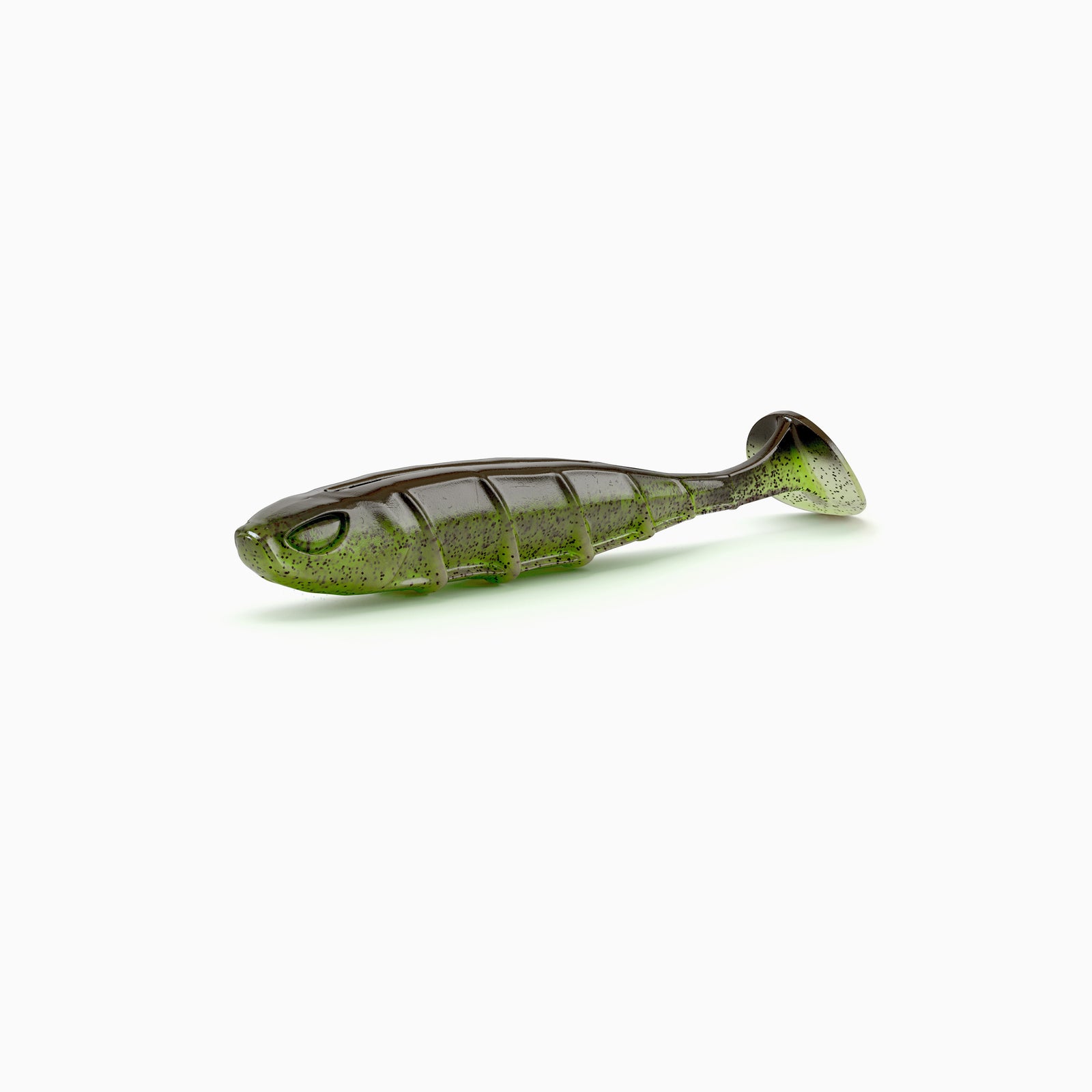 Das Bild zeigt einen Paddle-Tail-Gummiköder mit realistischem Augen-Design, typischer Rippenstruktur und schlankem Körper. Der Körper ist in dunkel-grün gehalten, während der Bauch einen hell-grünen Kontrast mit schwarzen Partikeln bildet.