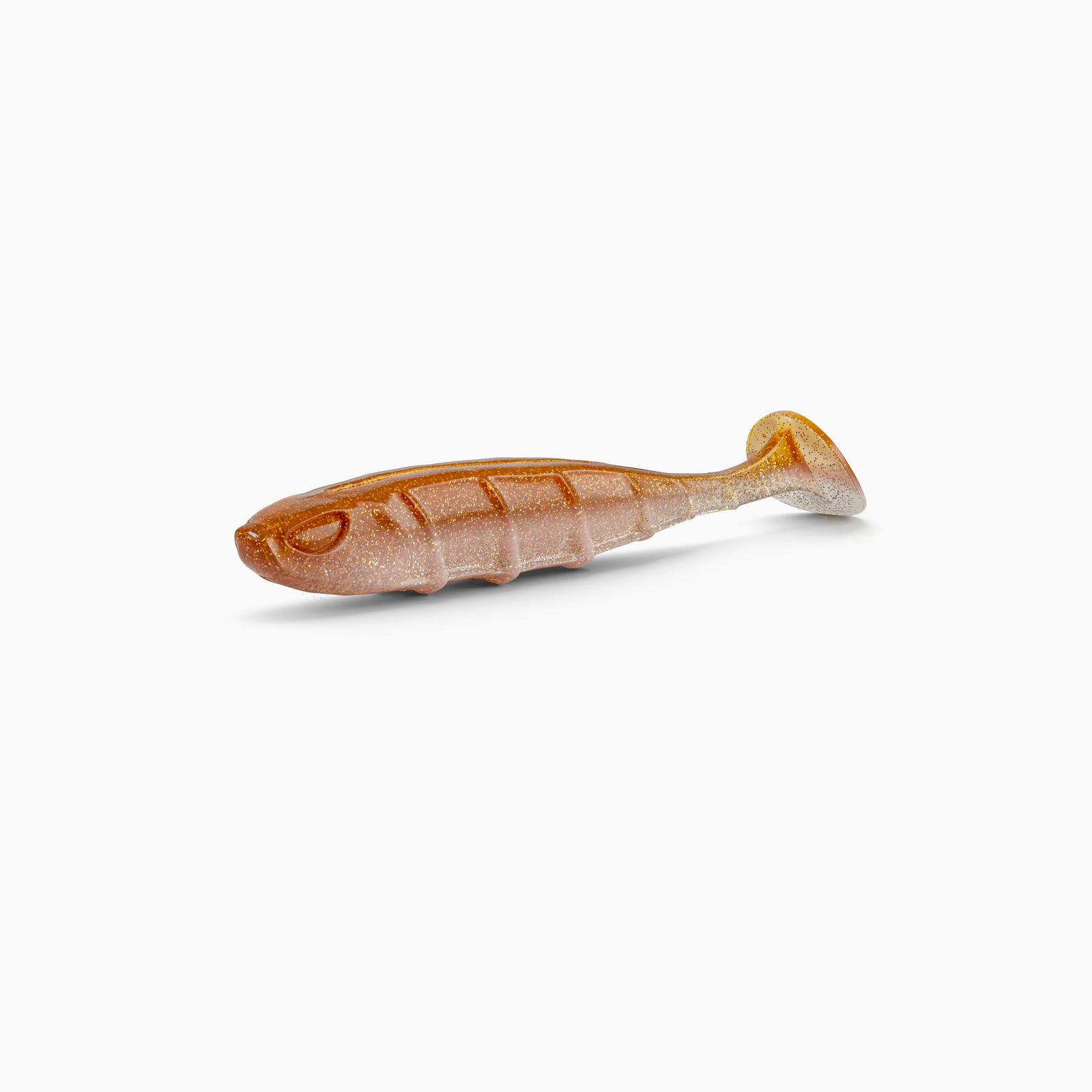 Das Bild zeigt einen Paddle-Tail-Gummiköder mit realistischem Augen-Design, typischer Rippenstruktur und schlankem Körper. Der Körper ist in gold-orange gehalten, während der Bauch einen hellen Kontrast mit glitzernden Partikeln bildet.