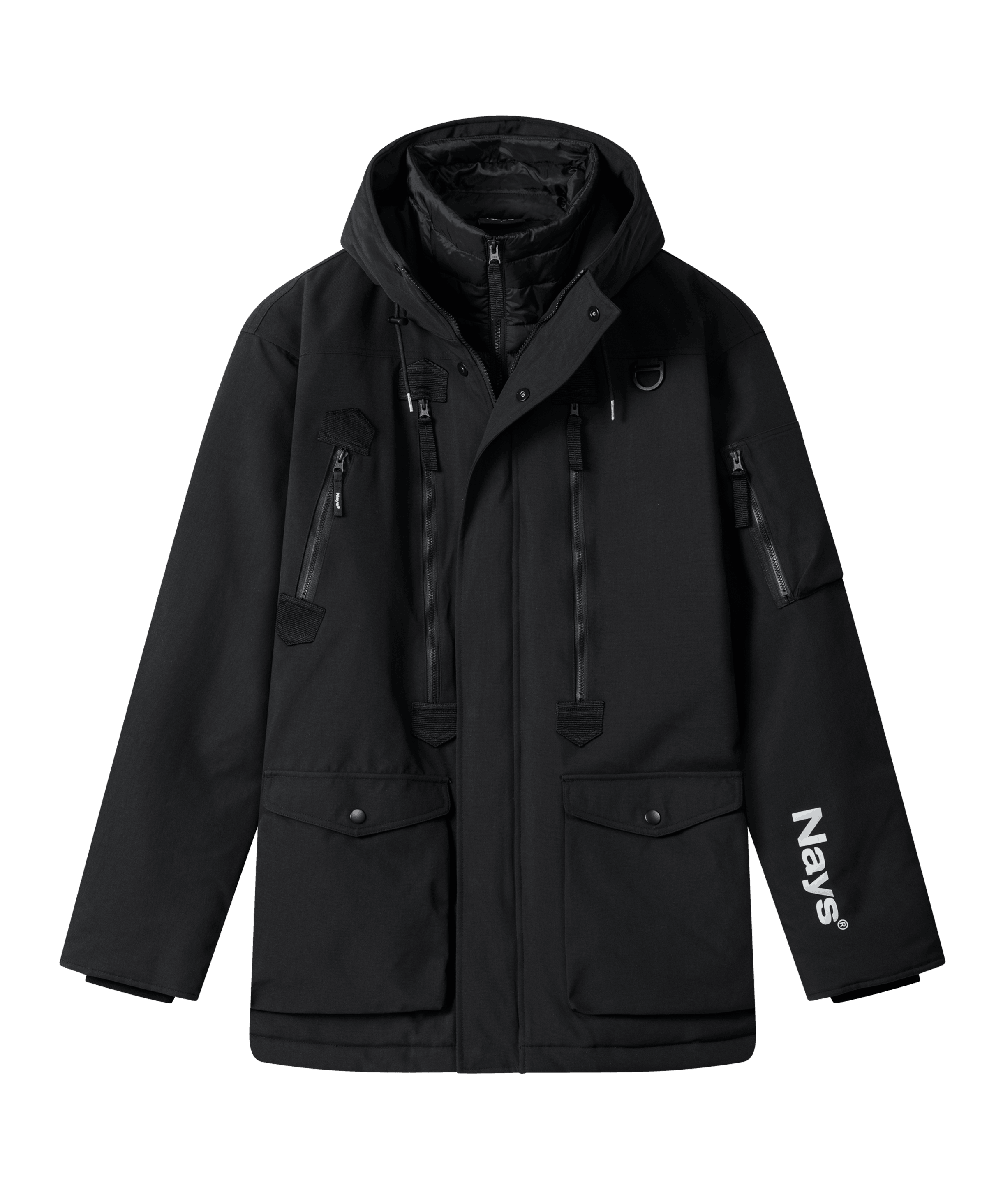 Schwarze Parka Jacke von Nays, von vorne abgebildet, mit Kapuze, mehreren Reißverschluss- und Taschen. Nays-Logo in Weiß auf dem linken Ärmel. Unter dem leicht geöffneten Reißverschluss erkennt ein gefütterte Unterjacke.