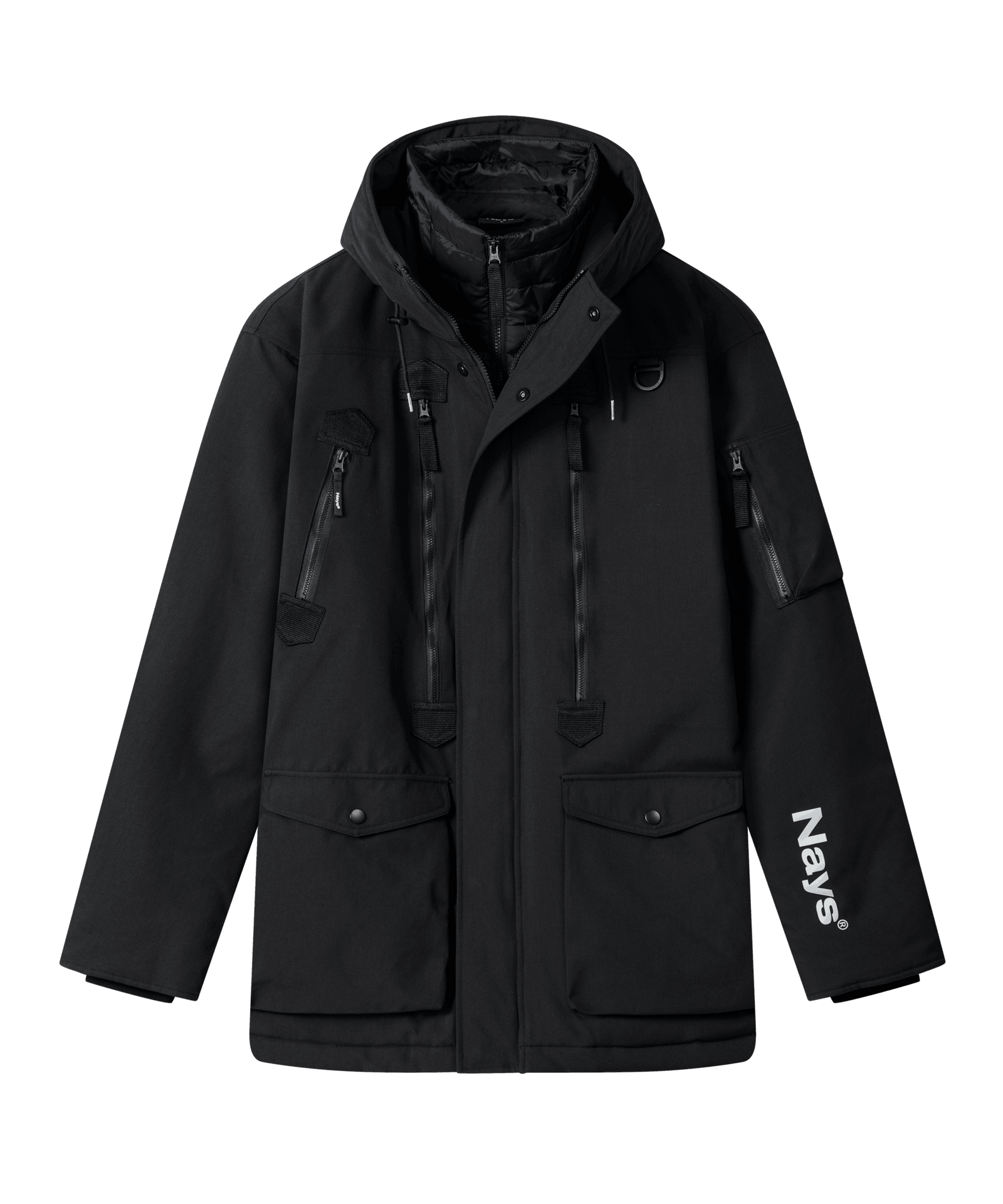 Schwarze Parka Jacke von Nays, von vorne abgebildet, mit Kapuze, mehreren Reißverschluss- und Taschen. Nays-Logo in Weiß auf dem linken Ärmel. Unter dem leicht geöffneten Reißverschluss erkennt ein gefütterte Unterjacke.