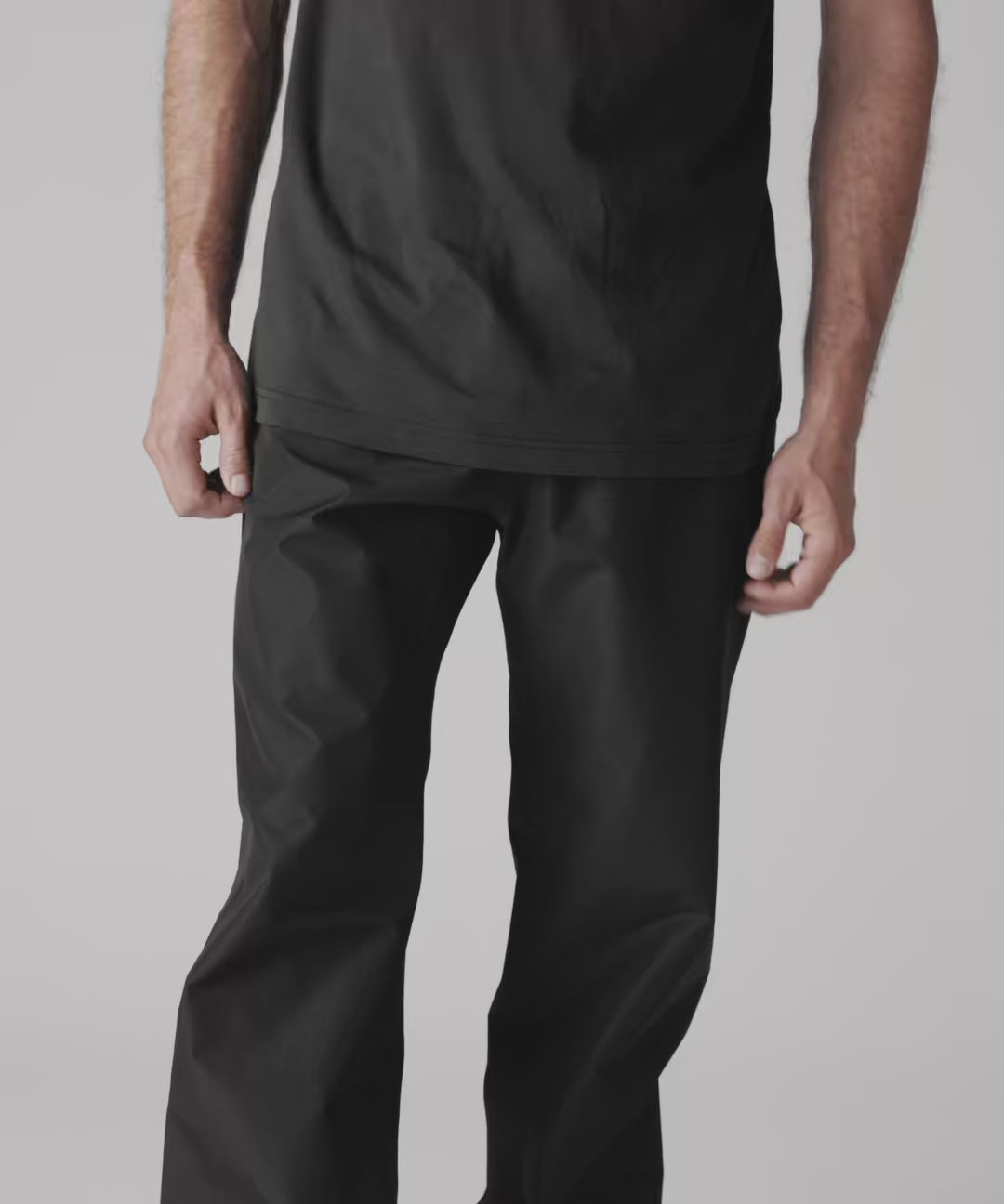 In dem Video werden die Funktionen unserer funktionalen Regenhose Hose gezeigt.