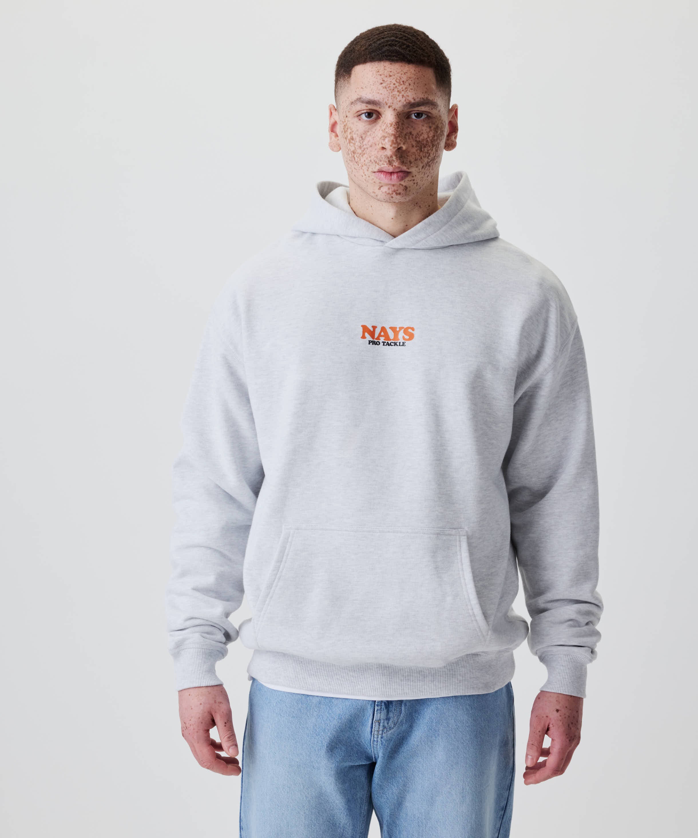 Junger Mann trägt Nays College Print Hoodie aus 100% Baumwolle mit NAYS PRO TACKLE Print, Kängurutasche, ideal für Alltag und Freizeit.